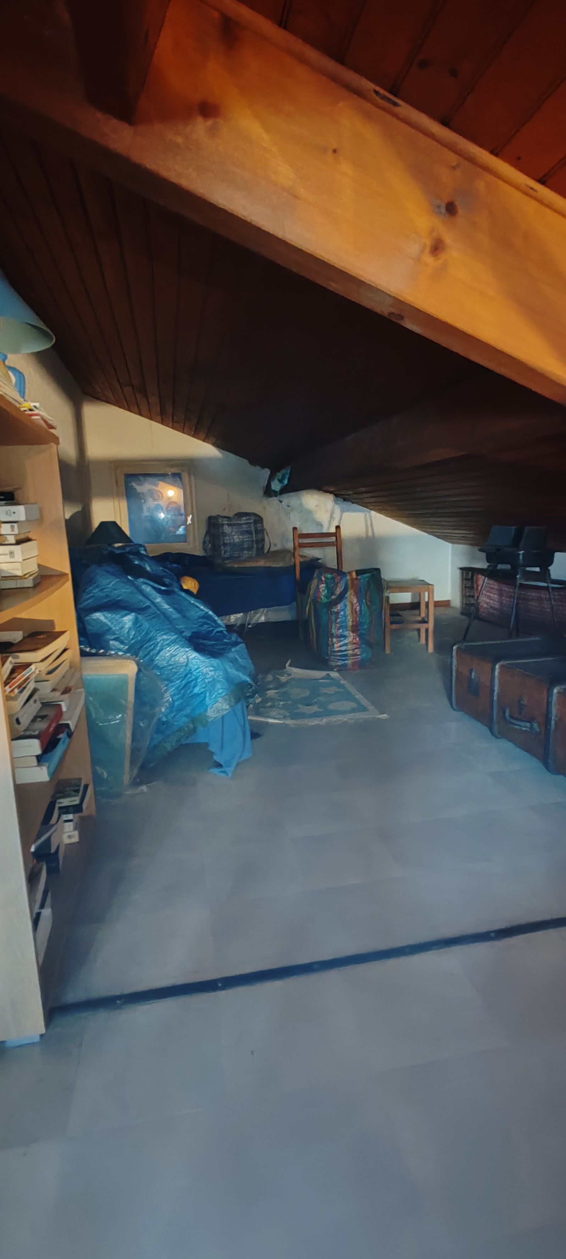 Personne en pantalon orange fluo en train de ranger étagères en fer