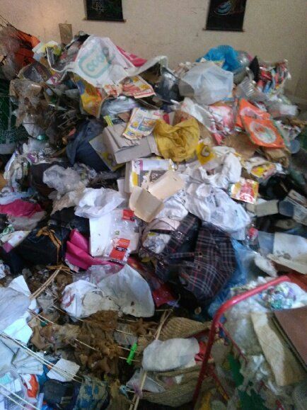 Tas de déchets avec vêtements et papiers