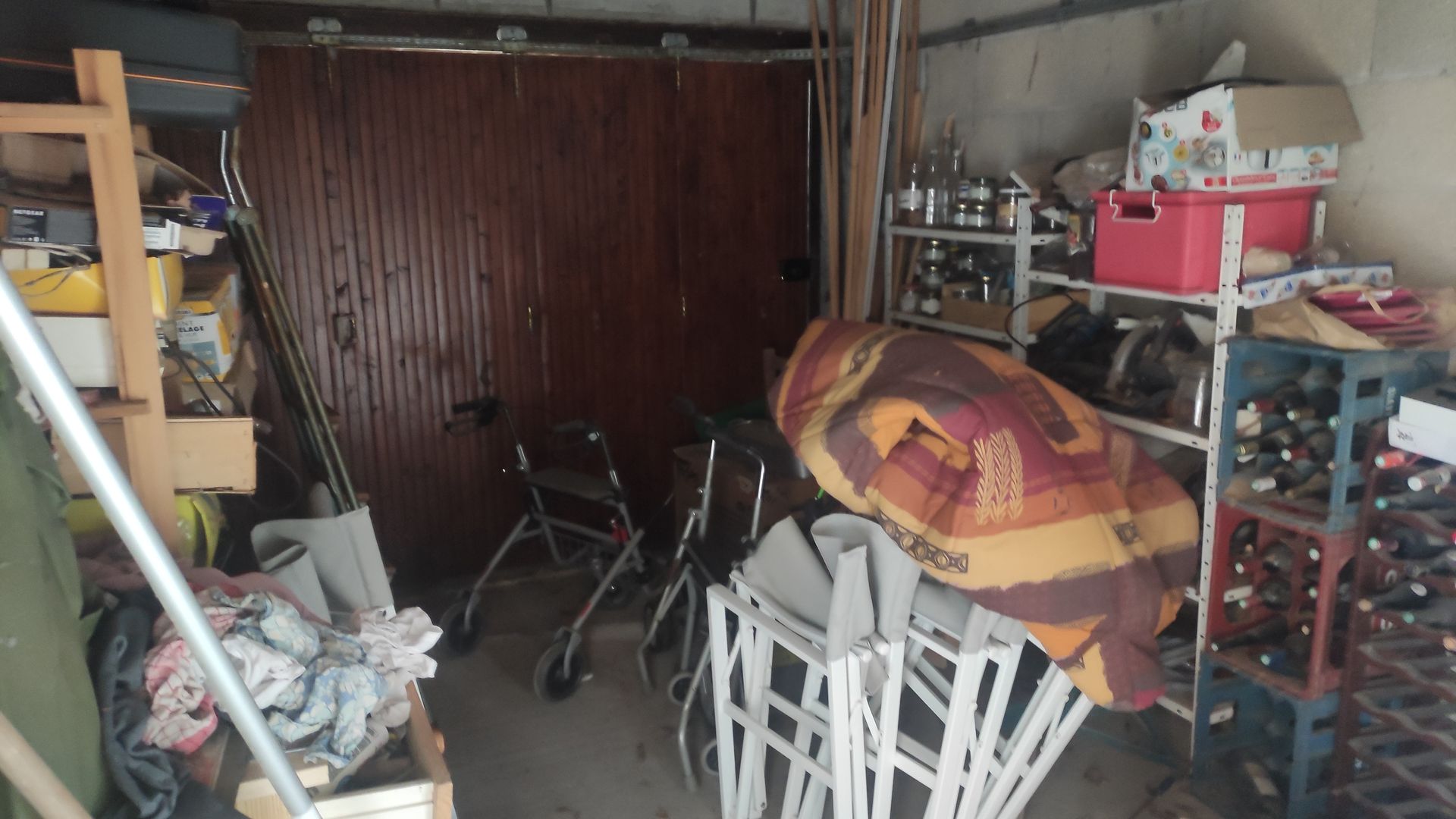 Garage avec meubles de rangement et caisses de vin