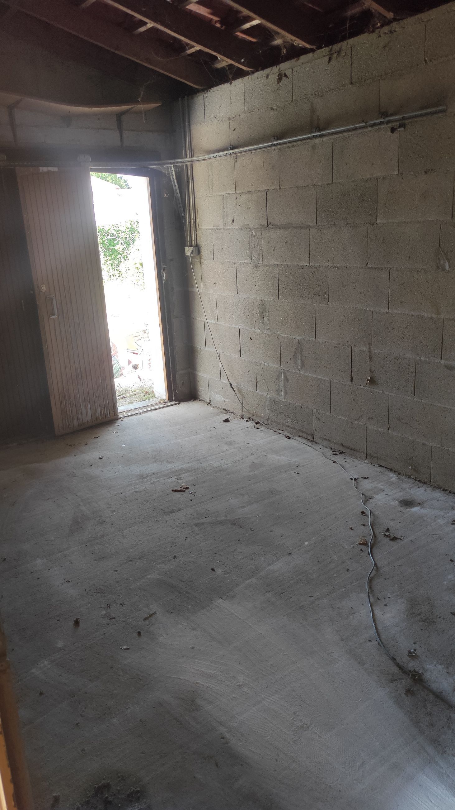 Garage avec mur de briques