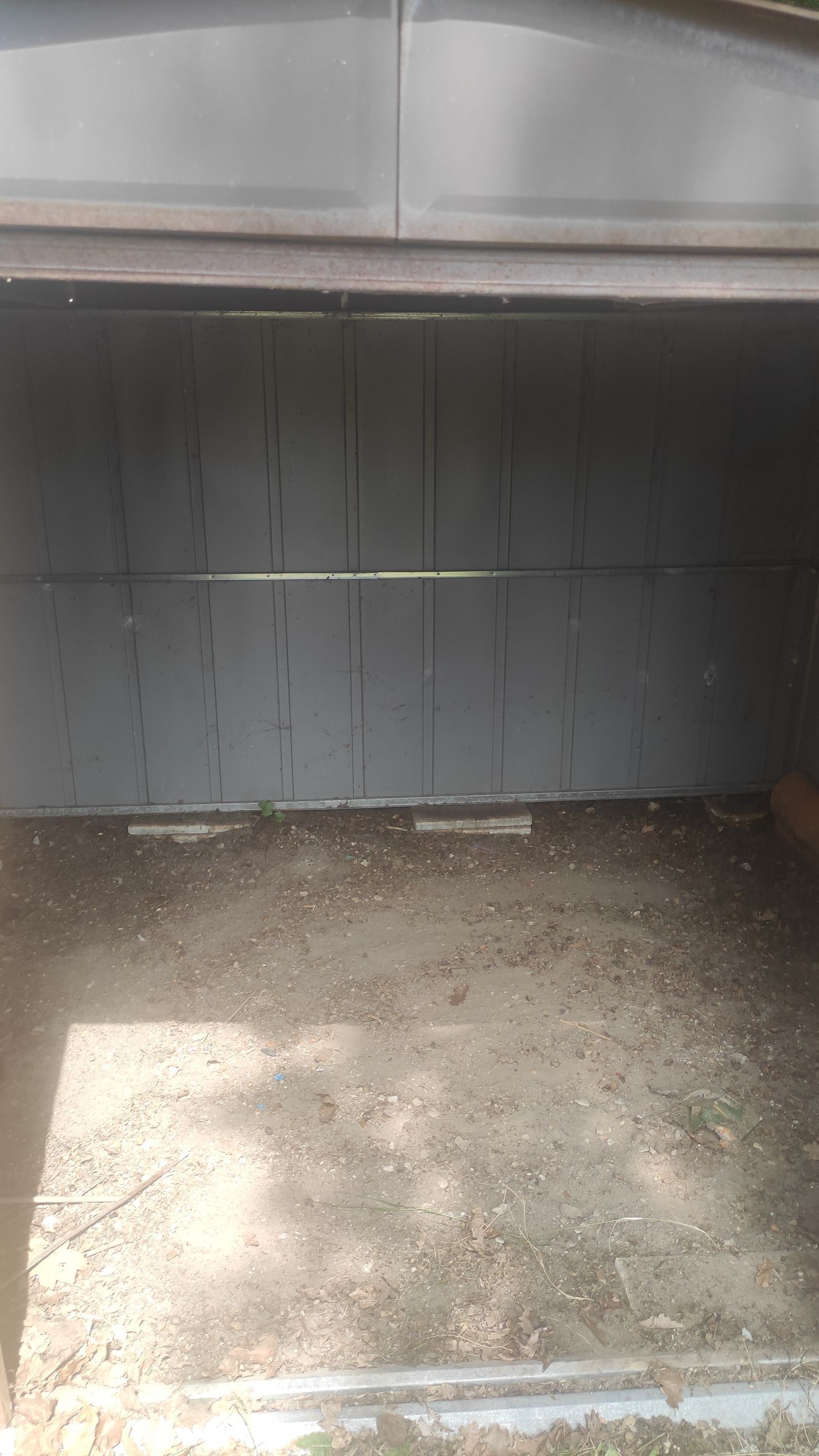 Photo de garage avec sol en terre