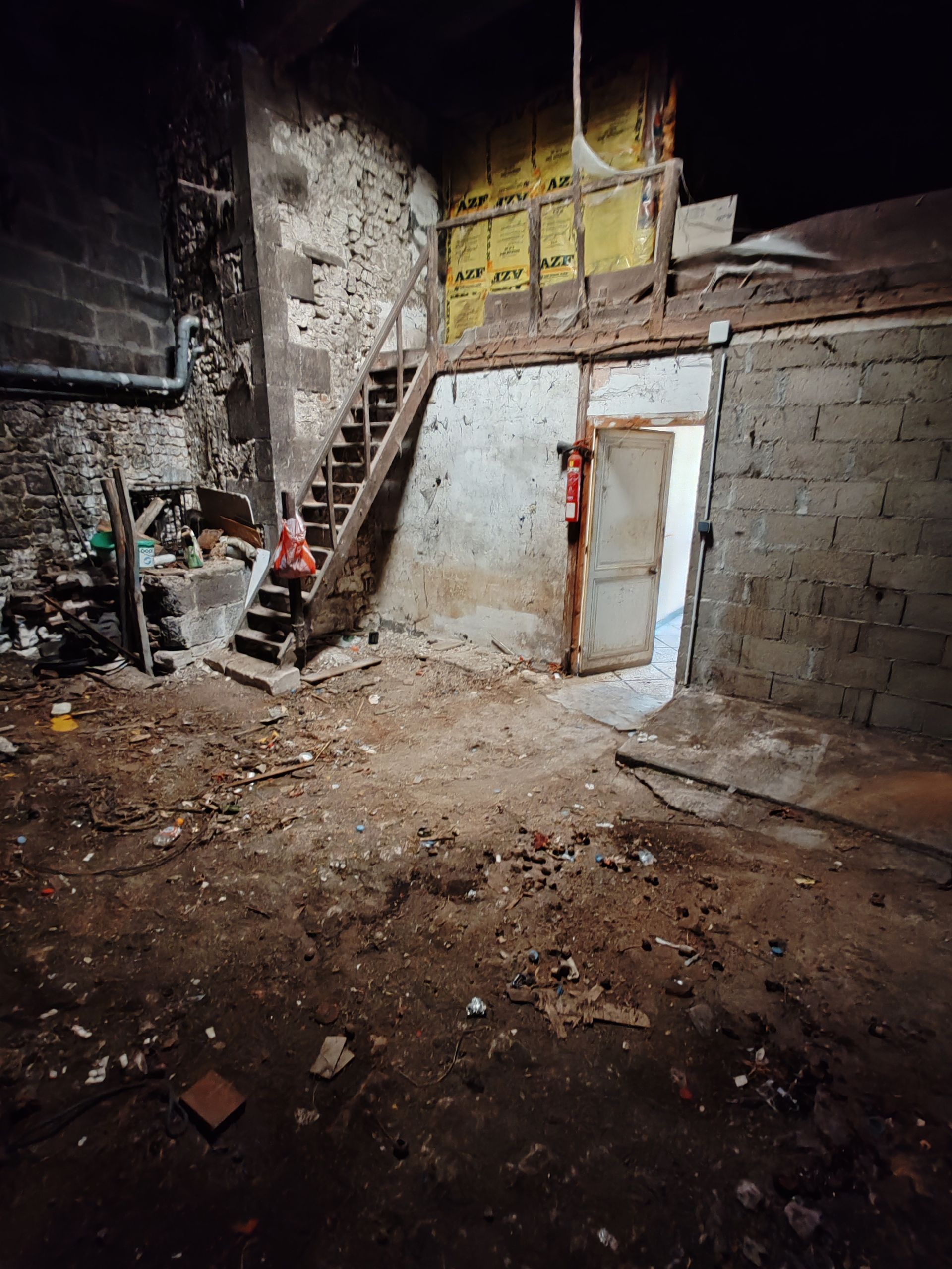 Photo d'une étagère en fer vide dans garage