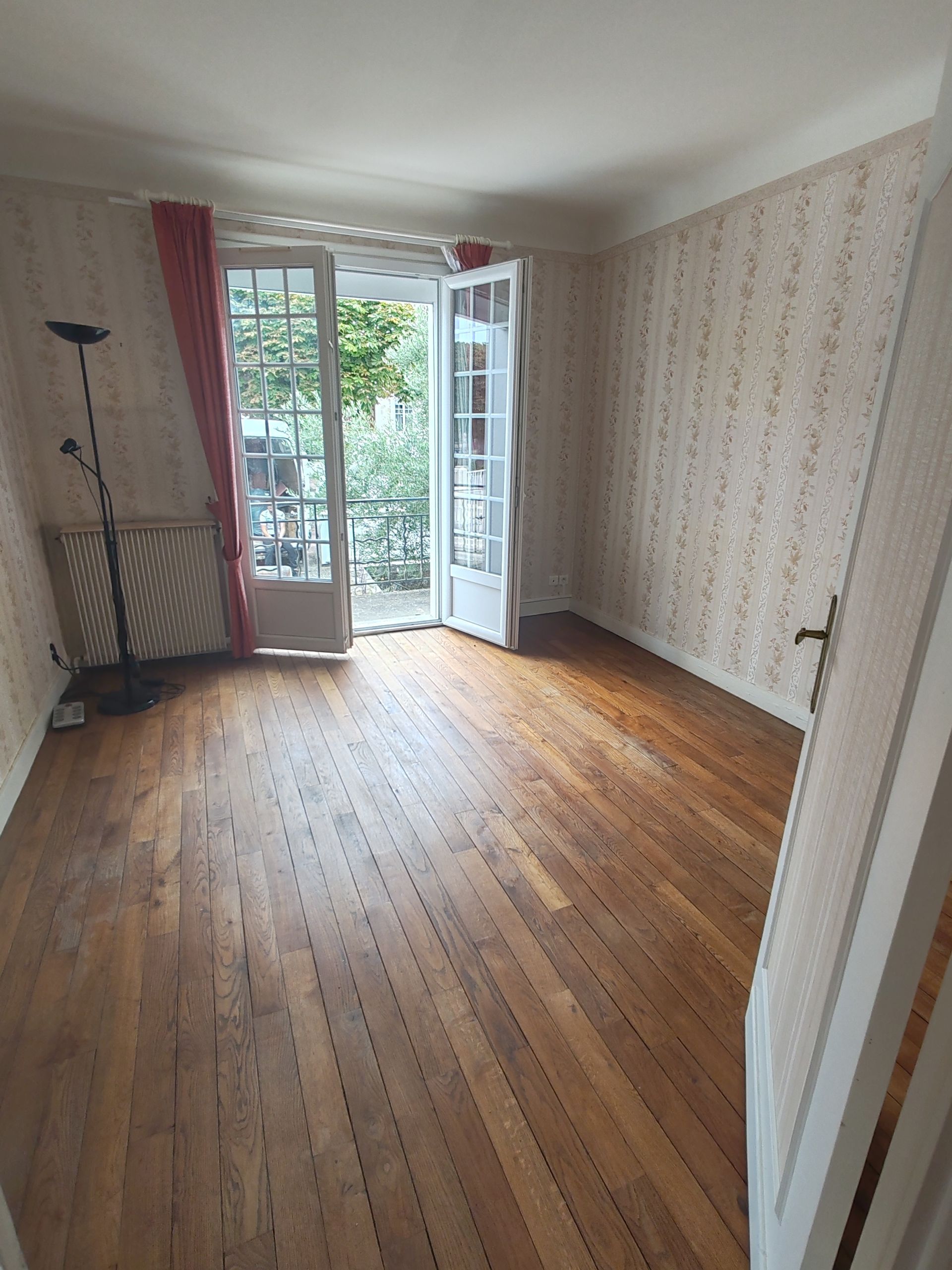 Photo d'une étagère en fer vide dans garage
