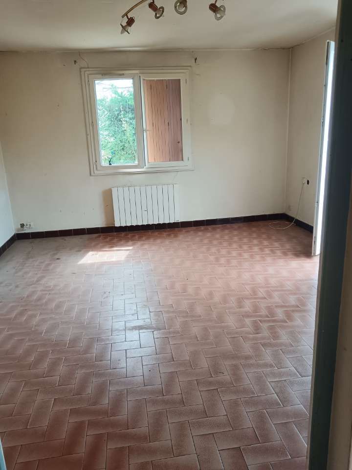 Photo d'une étagère en fer vide dans garage