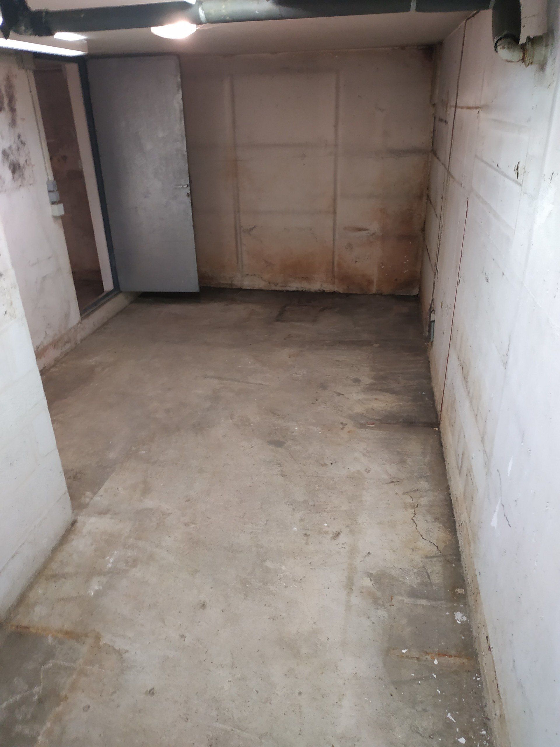 Garage vide nettoyé et sans meuble
