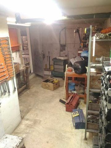 Garage avec outils accrochés au mur