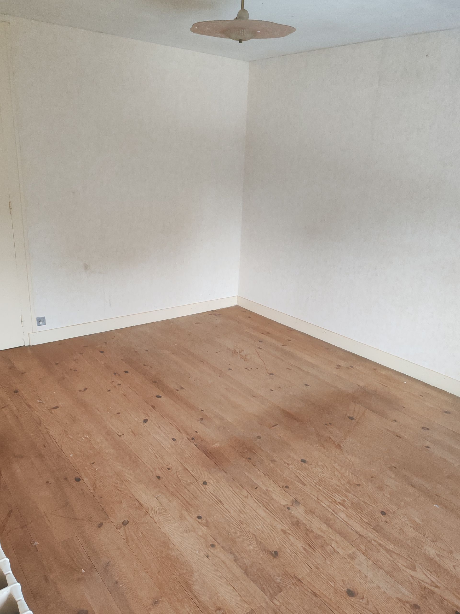Photo d'une étagère en fer vide dans garage