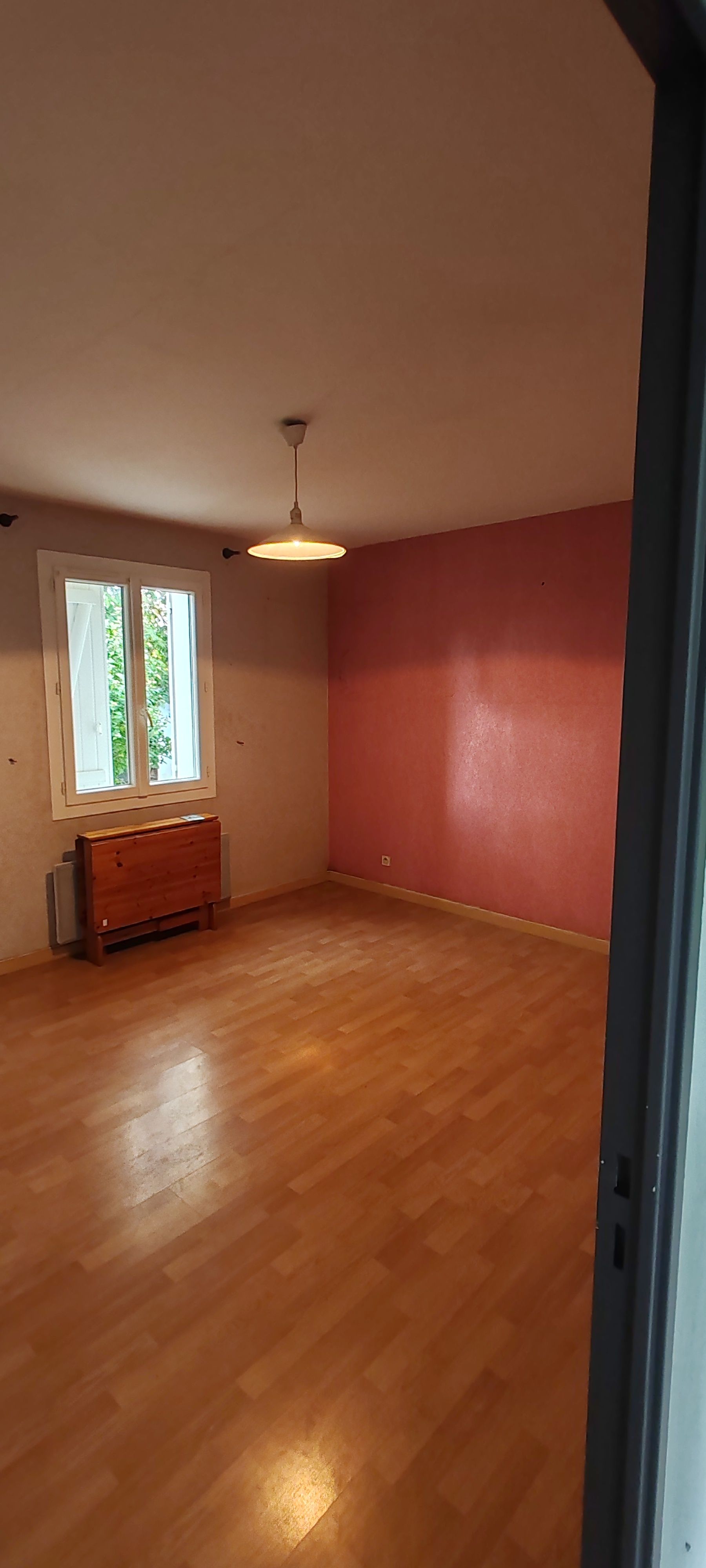 Photo d'une étagère en fer vide dans garage