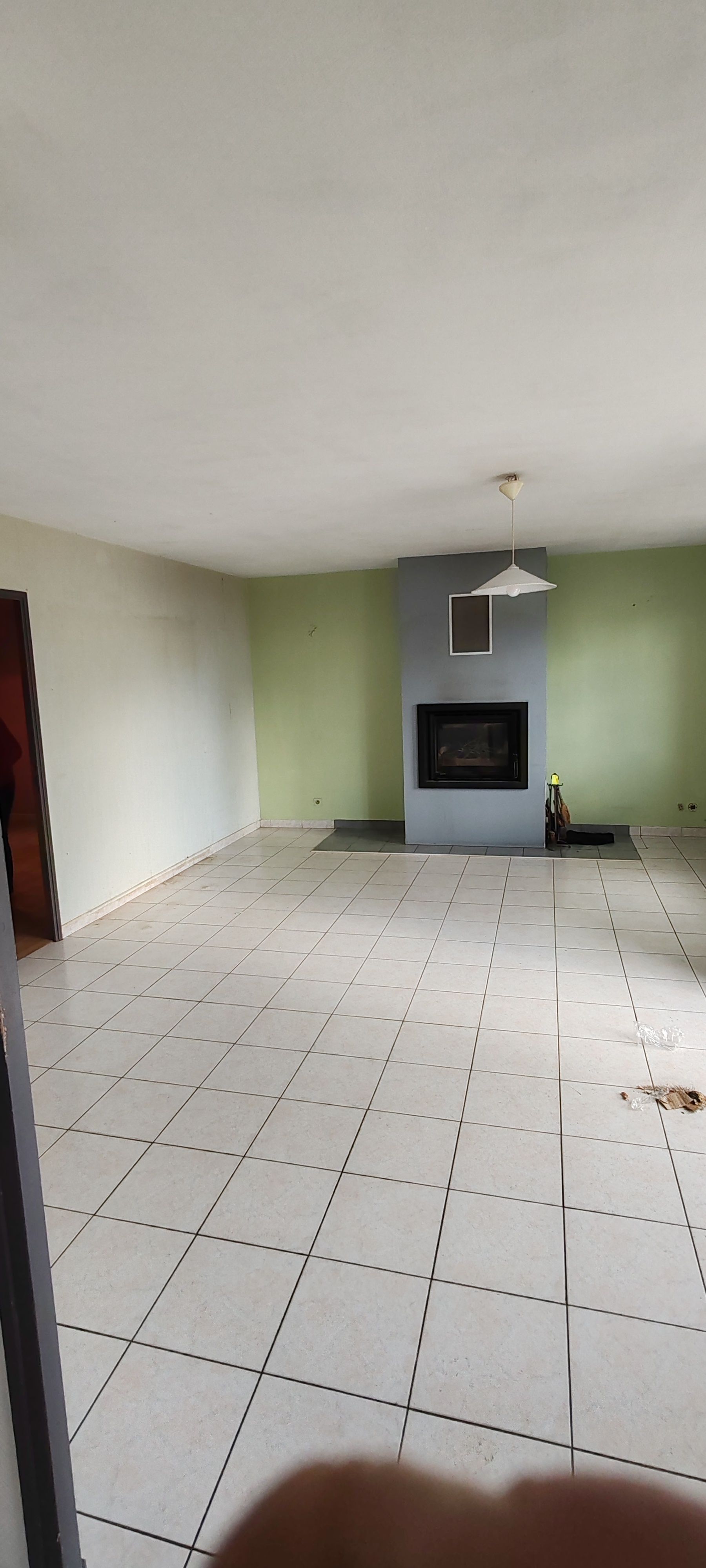 Photo d'une étagère en fer vide dans garage
