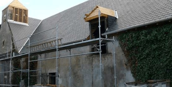 Échafaudage en maison individuelle pour l'installation d'une couverture de toit