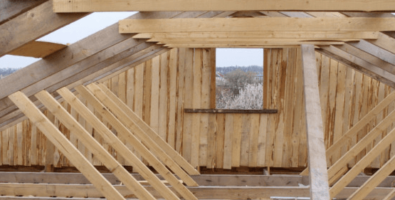 Intérieur d'une souspente avec charpente en construction
