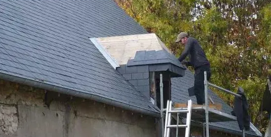 Couvreur posant des ardoises en toiture