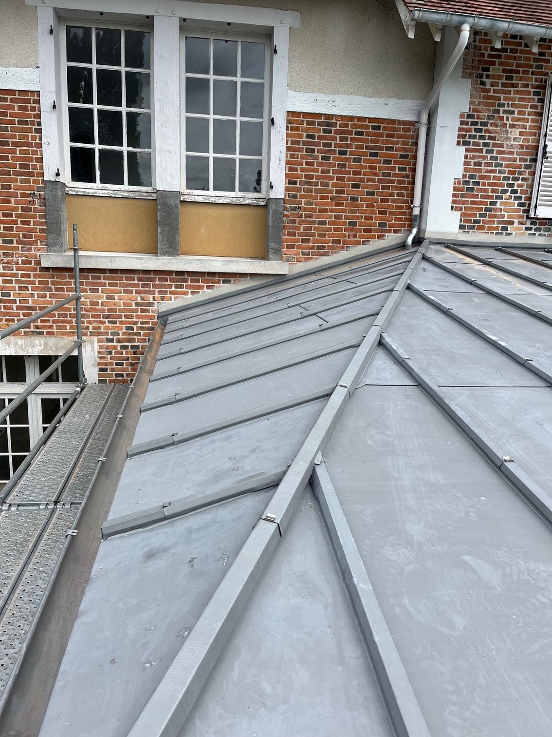 Pente du toit d'une varangue de maison vue du dessus