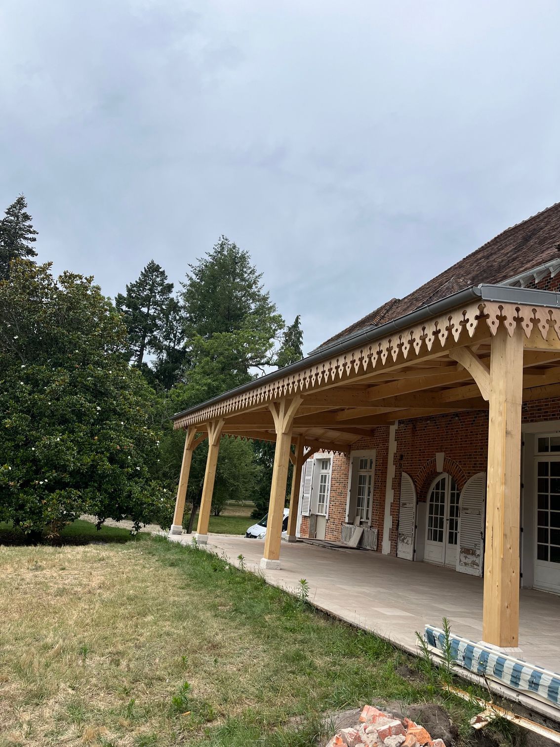 Chantier de conception d'une varangue terminé avec barres d'échafaudage au sol