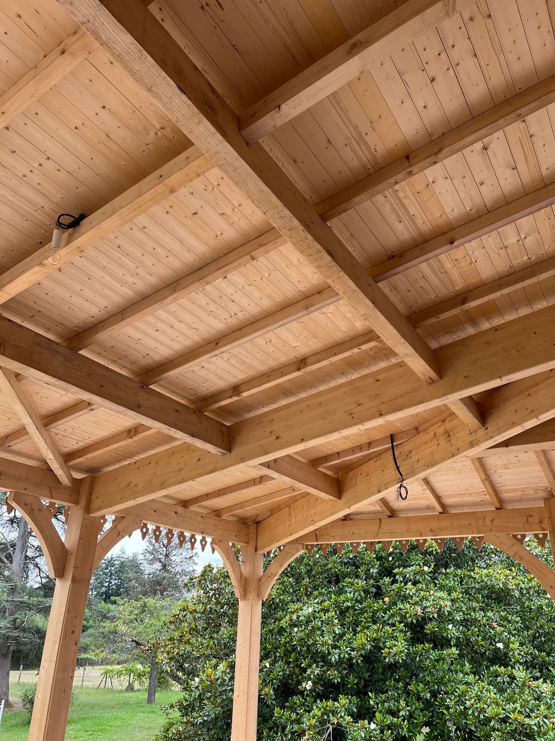 Sous-toiture traditionnelle en bois pour une varangue