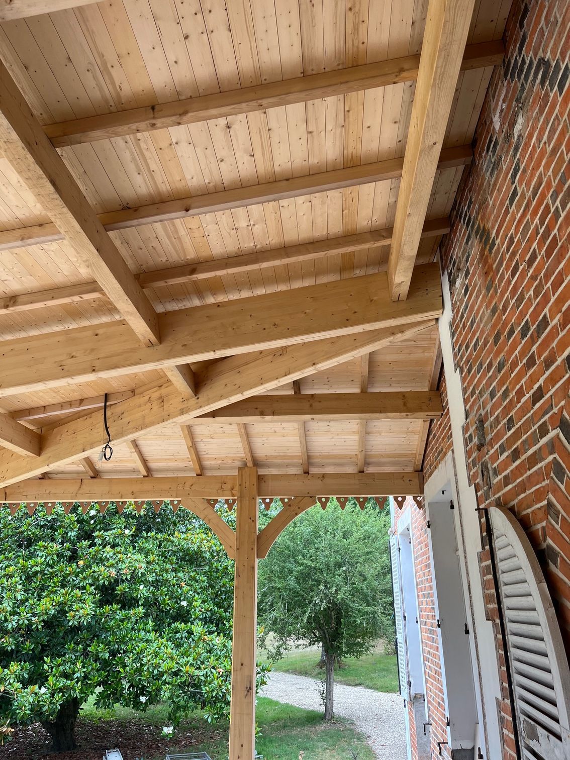 Sous-toiture avec poutres apparentes d'une varangue de type Louisiane