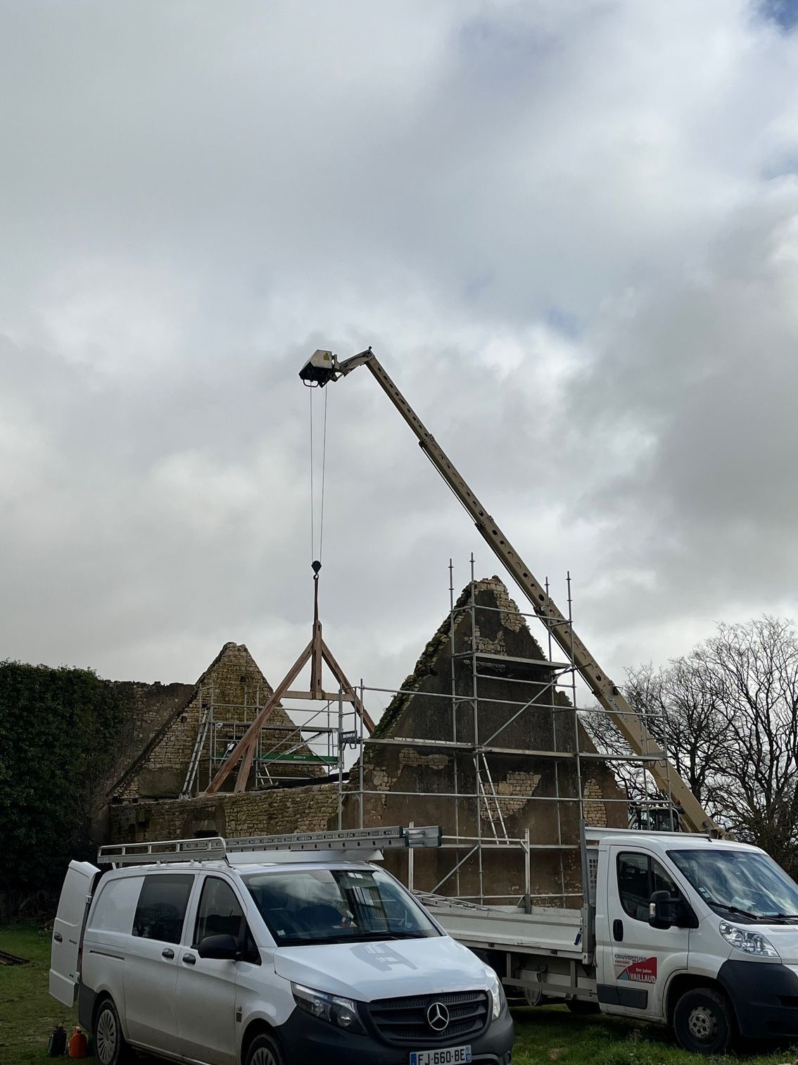 Engin de chantier utilisé pour lever et installer une nouvelle charpente en maison rénovée