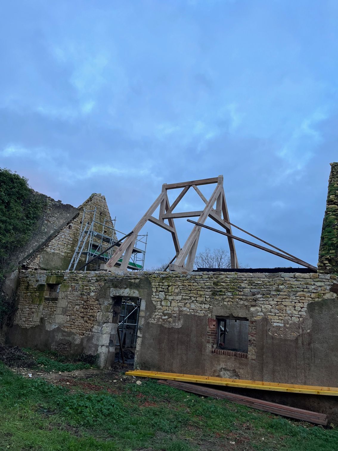 Première partie d'une nouvelle charpente posée sur une maison en rénovation