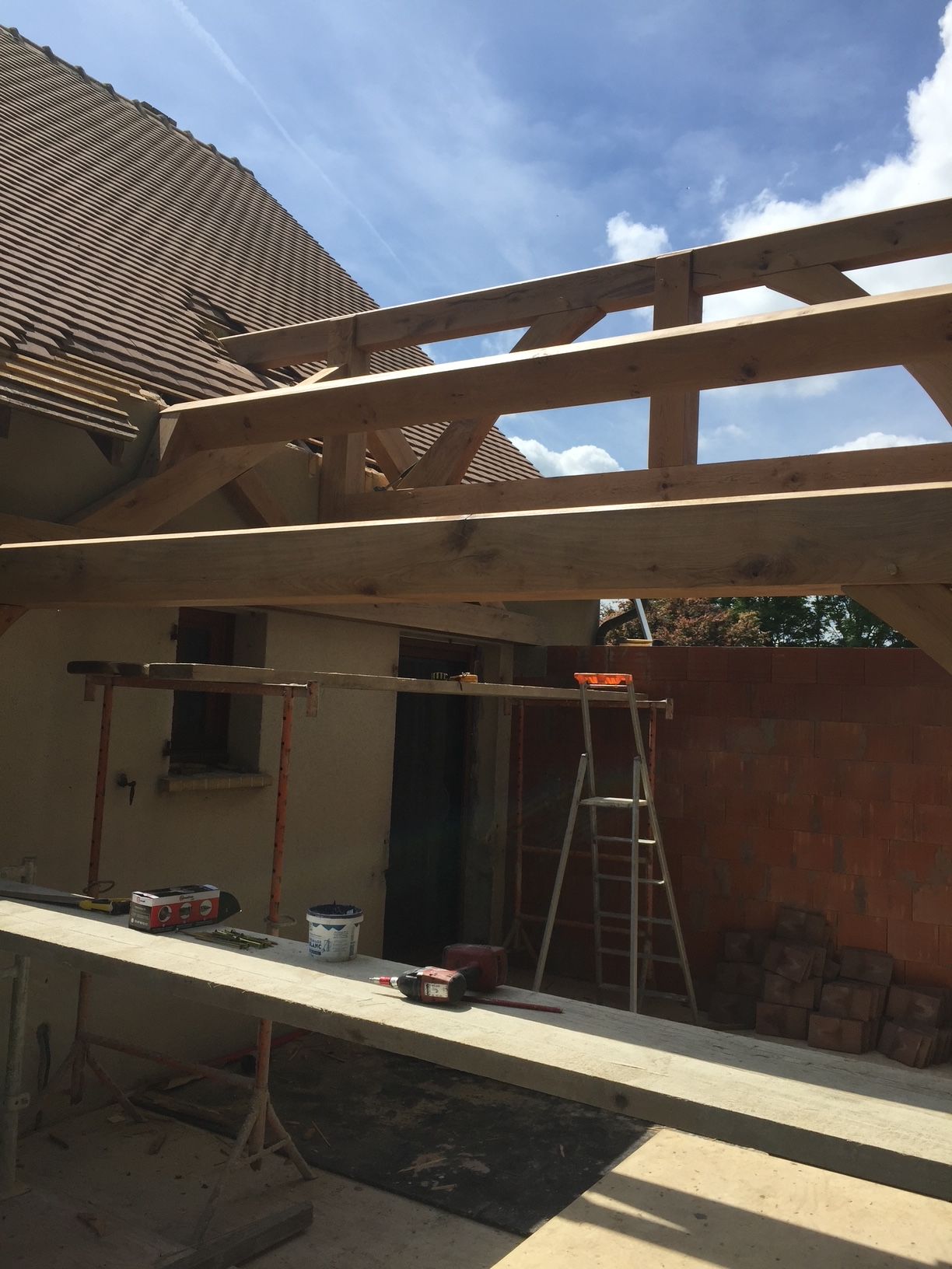 Pourtes mises en place en maison individuelle pour agrandir une charpente traditionnelle