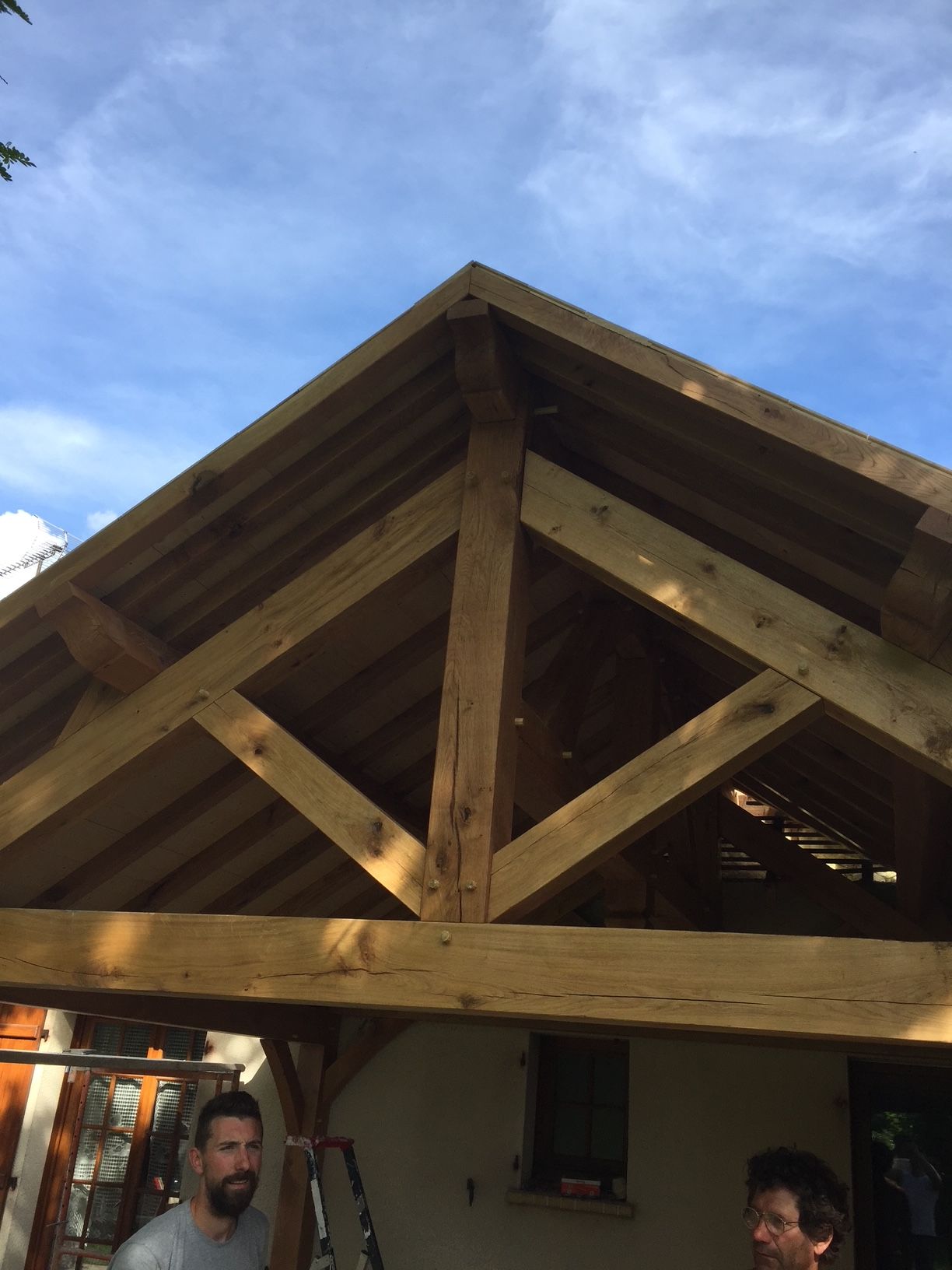 Charpente mise en place pour une terrasse abritée en maison individuelle
