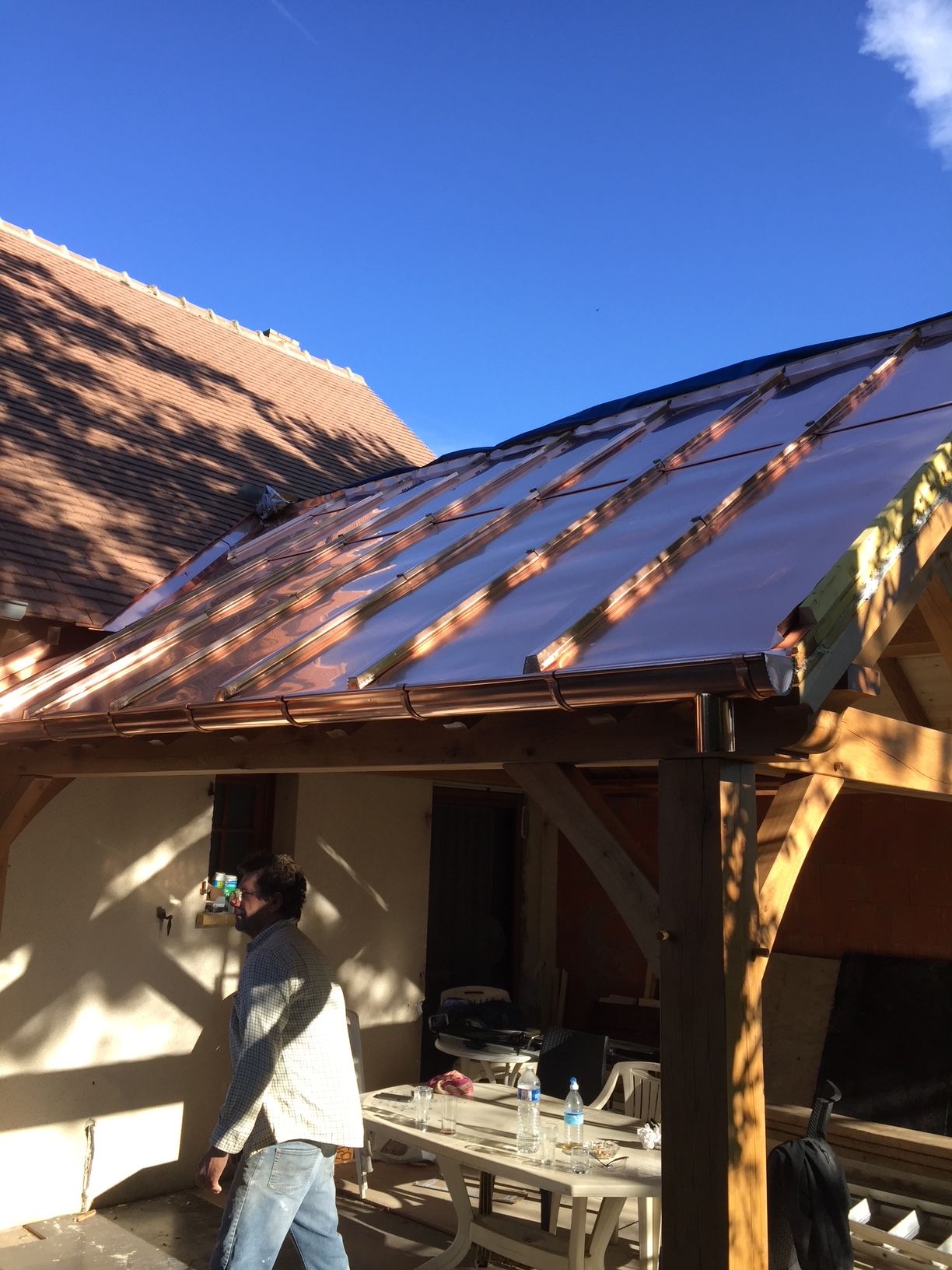 Charpente et toiture terminée pour le chantier d'une extension de maison