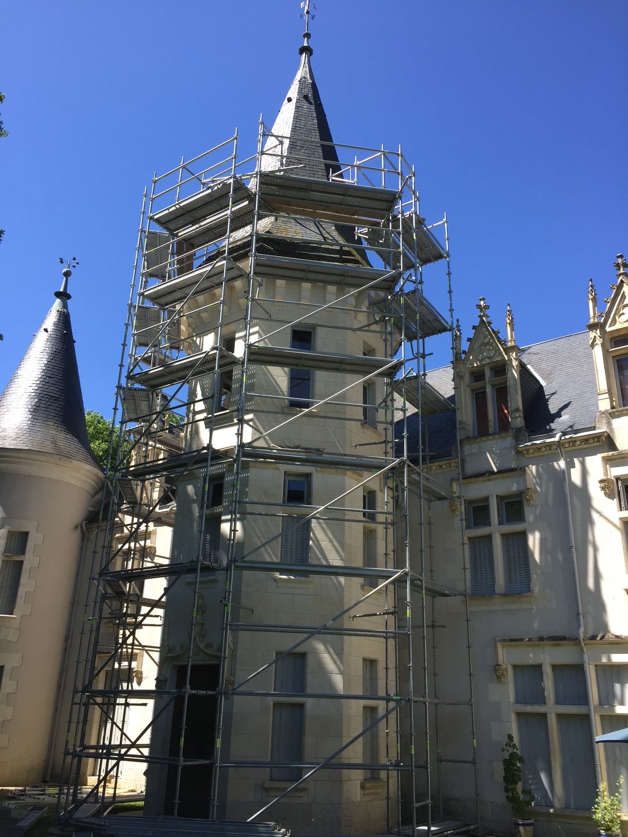 Échafaudage autour d'une tour du château Chènevière afin de rénover la toiture en ardoises