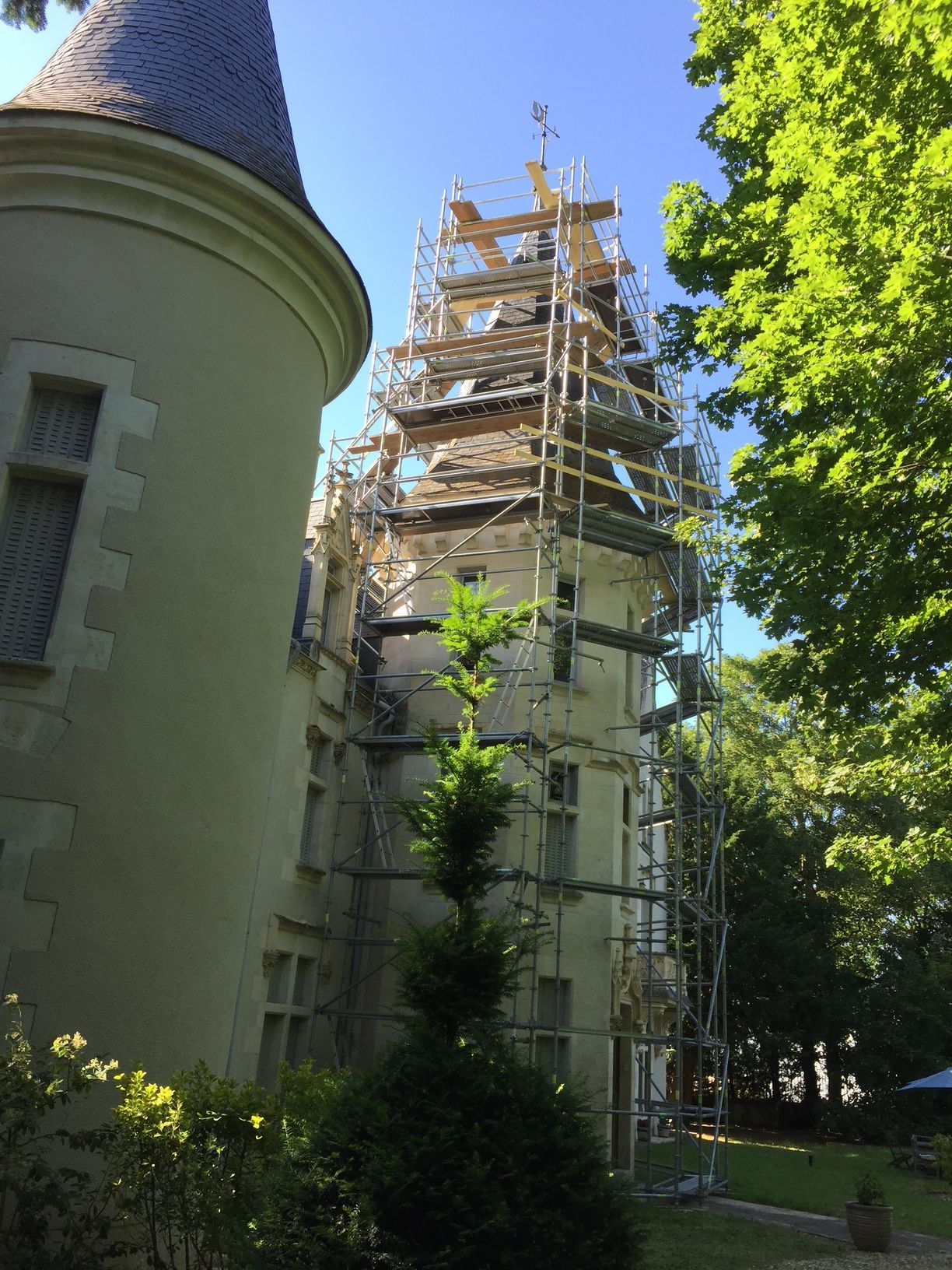 Échafaudage autour de la tour du château Chènevière