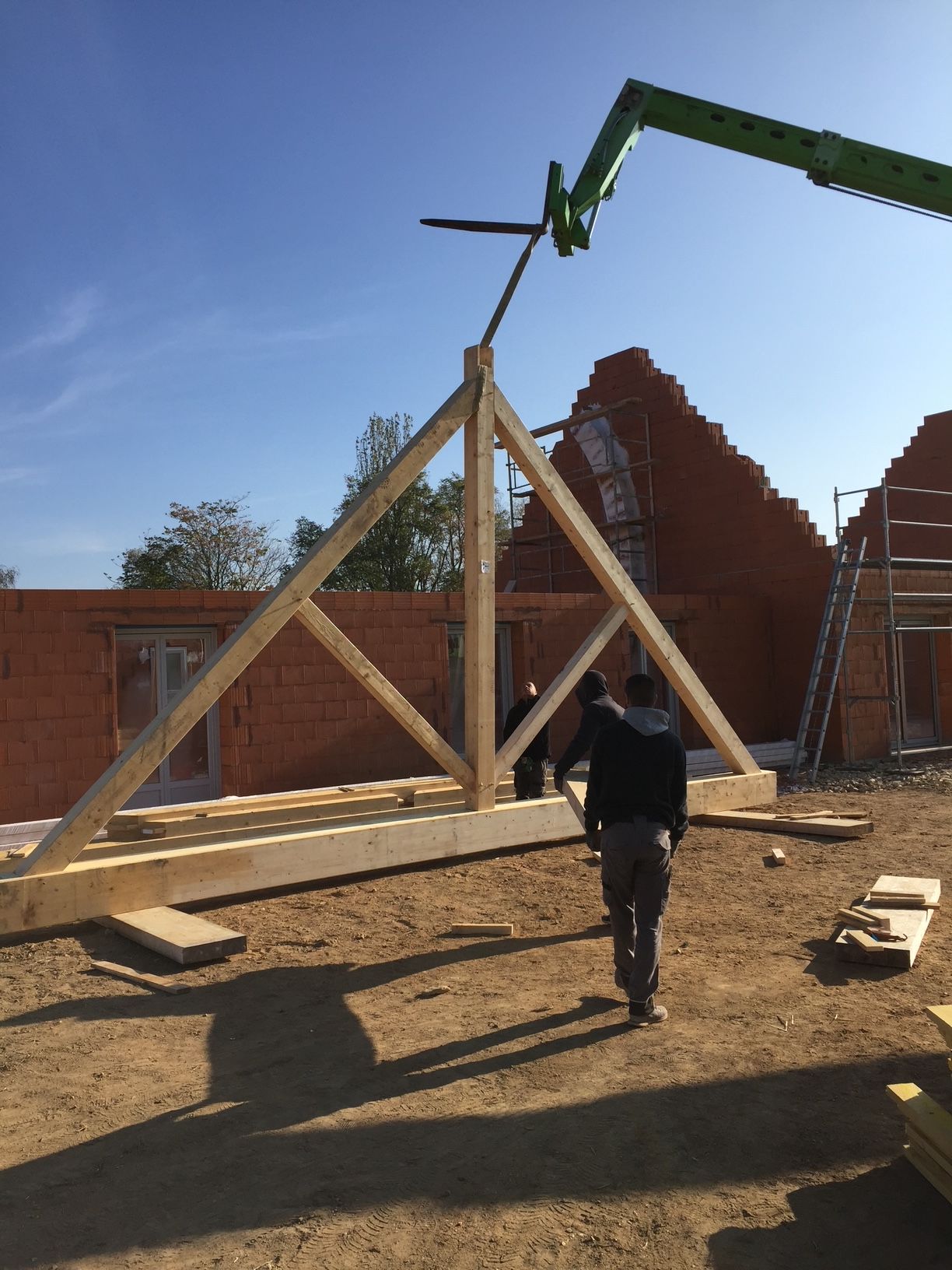 Élévation d'une façade de charpente à la grue pour l'installation dans une maison en construction