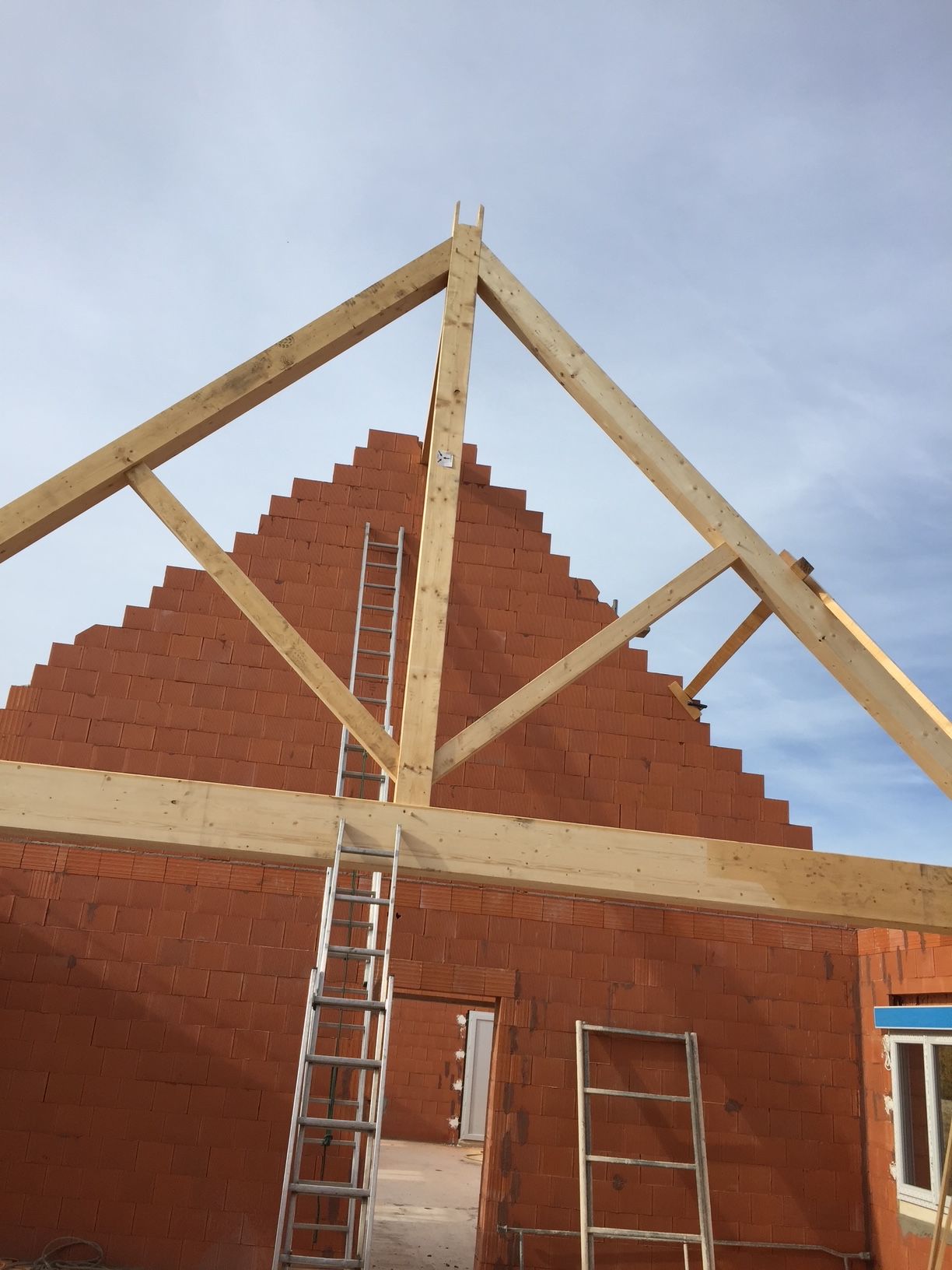 Façade d'une maison sans mur avec une ossature en bois et pas de toiture