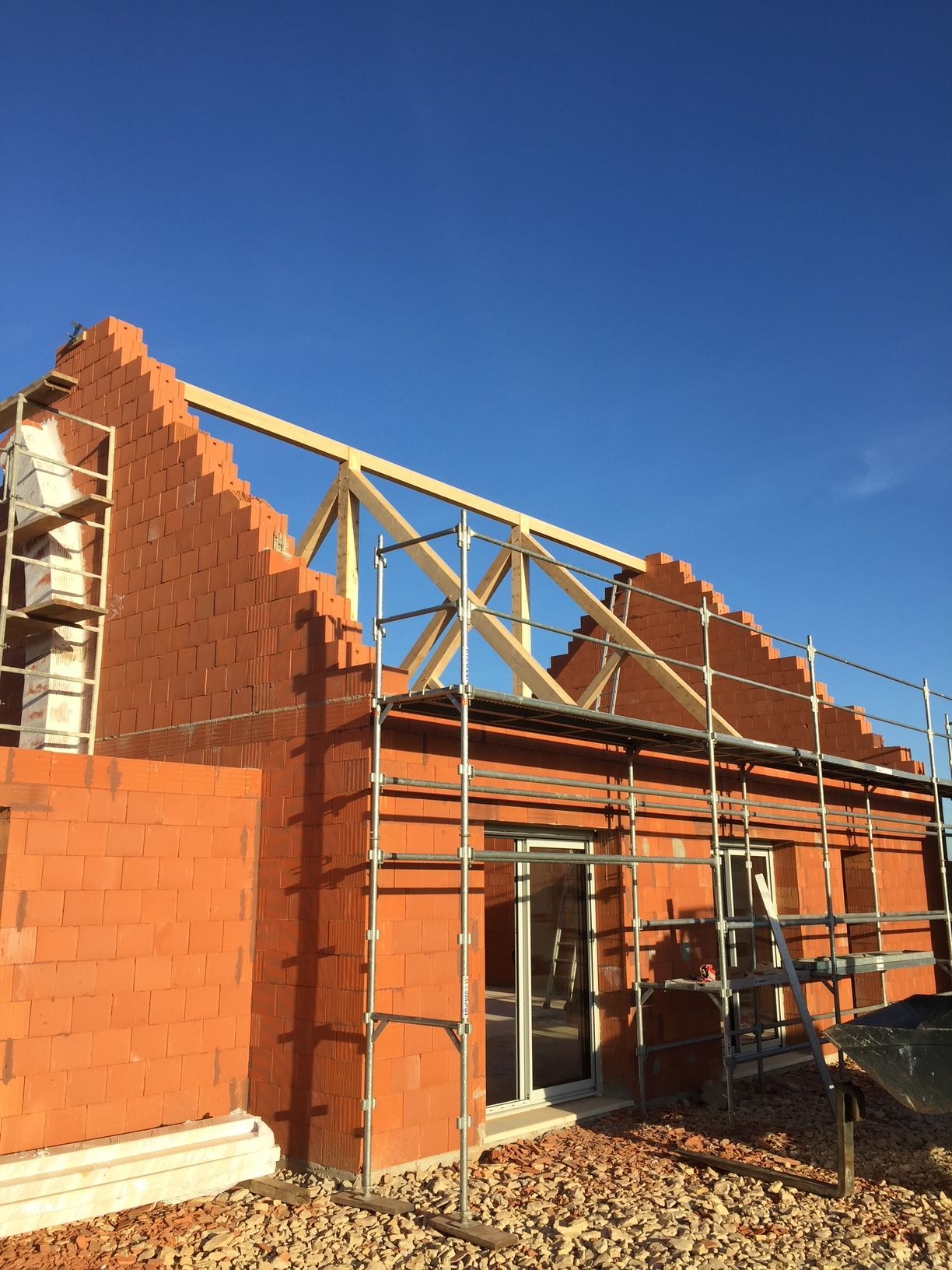 Construction d'une maison individuelle avec murs et charpente