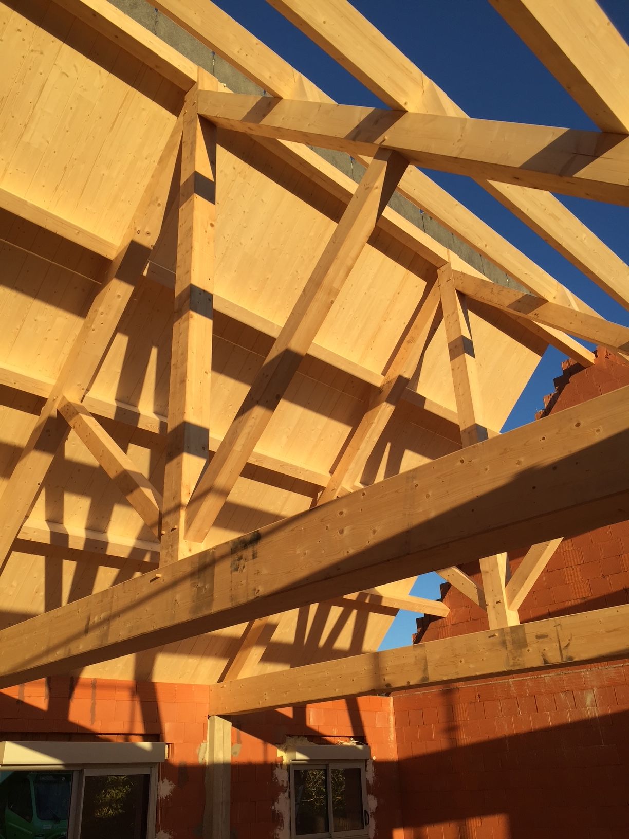 Nouvelle charpente en bois réalisée pour une maison individuelle