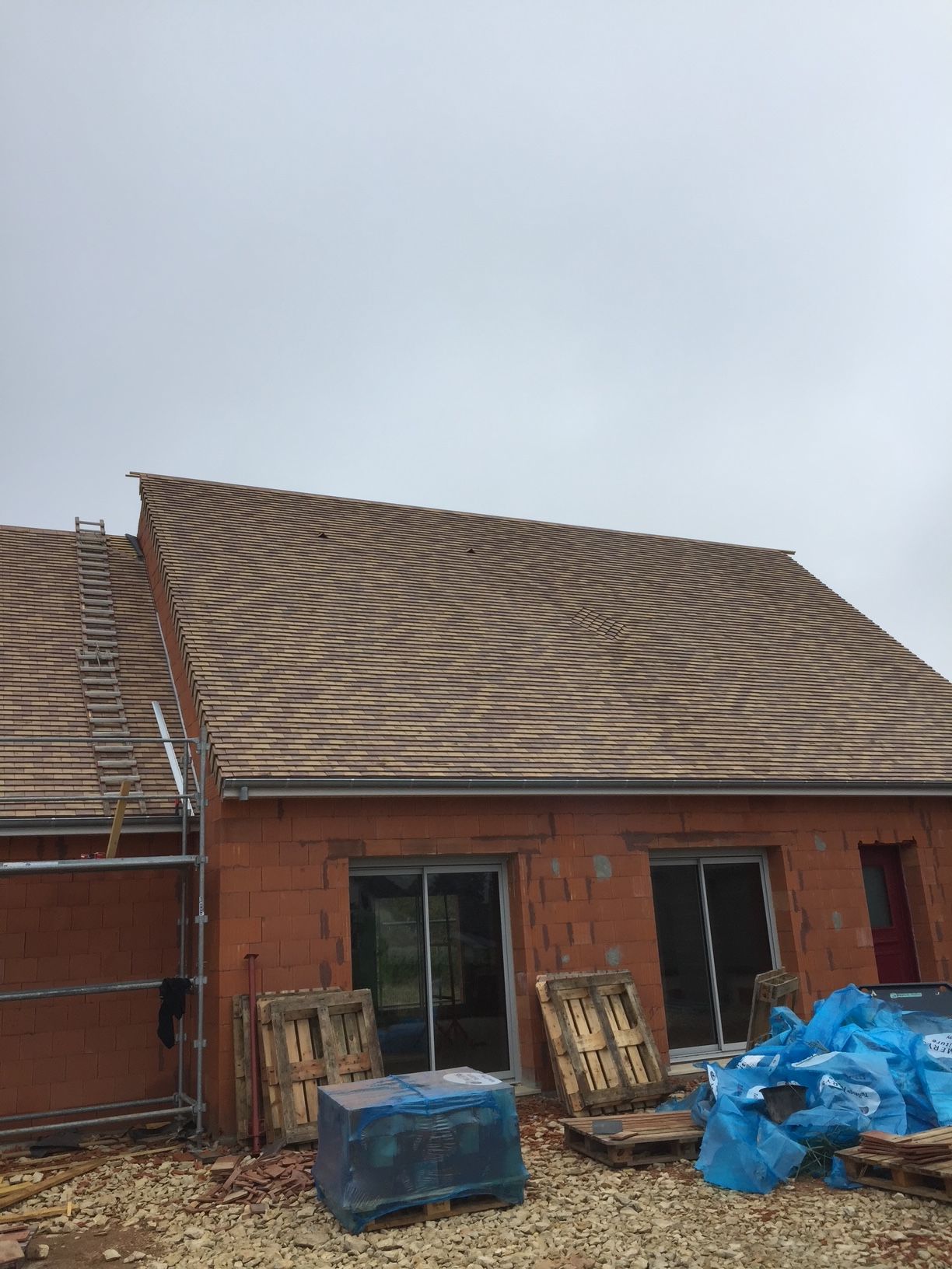 Maison individuelle en construction avec la toiture installée