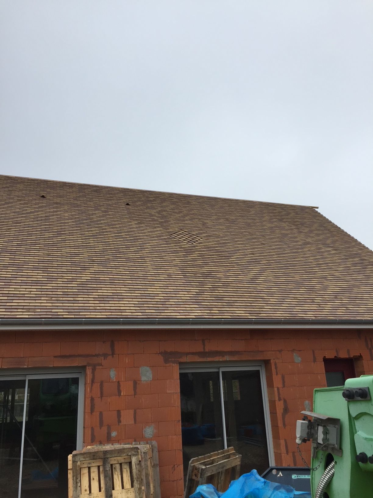 Maison en construction avec la toiture posée