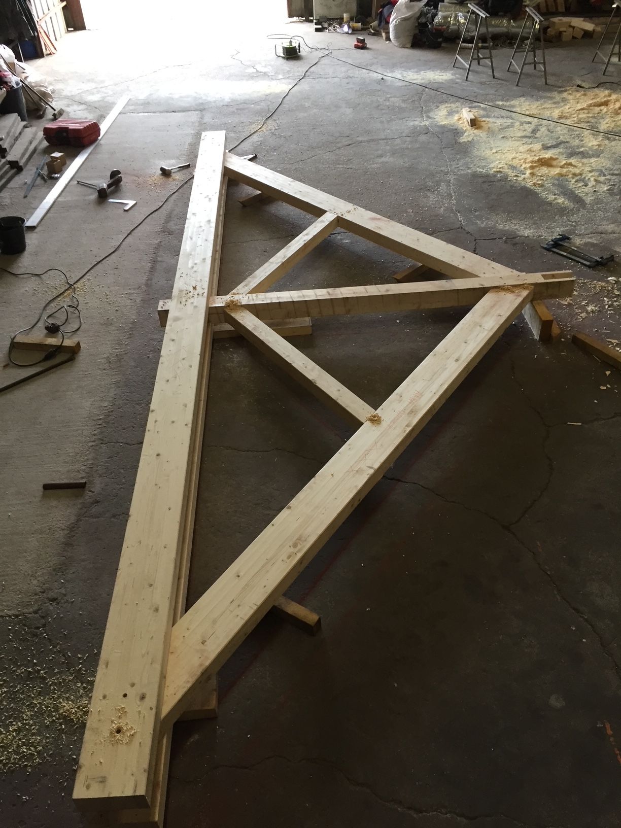 Partie d'une charpente assemblée au sol