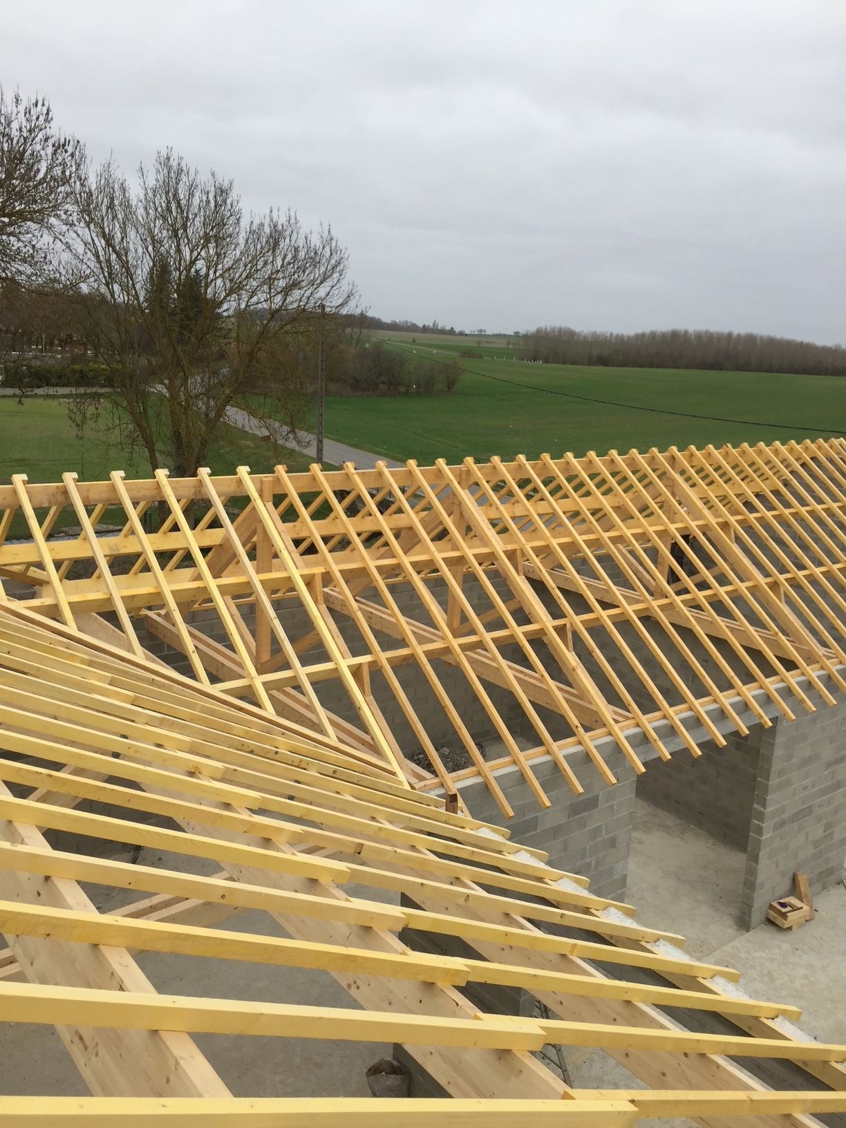 Pose d'une charpente neuve en maison individuelle
