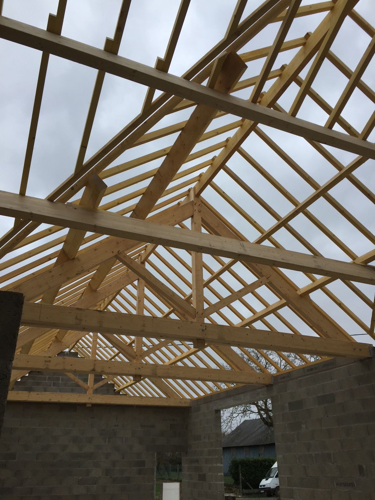 Charpente en bois sans toiture vue de l'intérieur d'une maison encore en construction