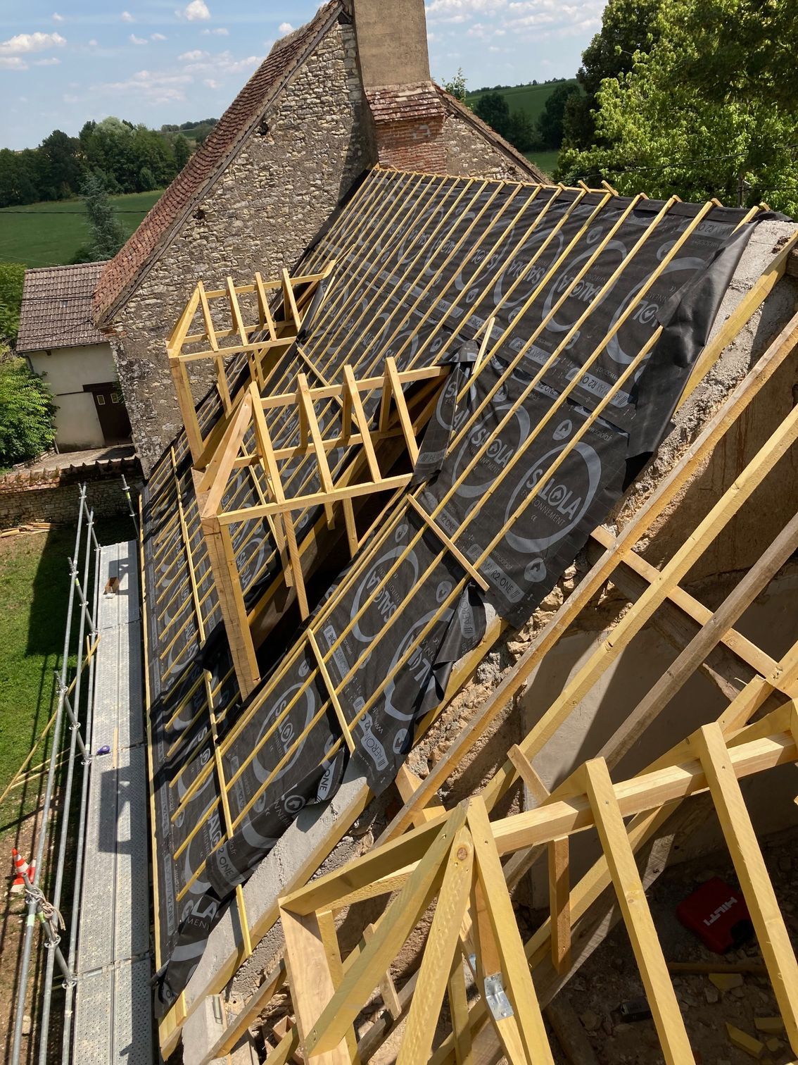 Chantier de rénovation d'une toiture de maison individuelle