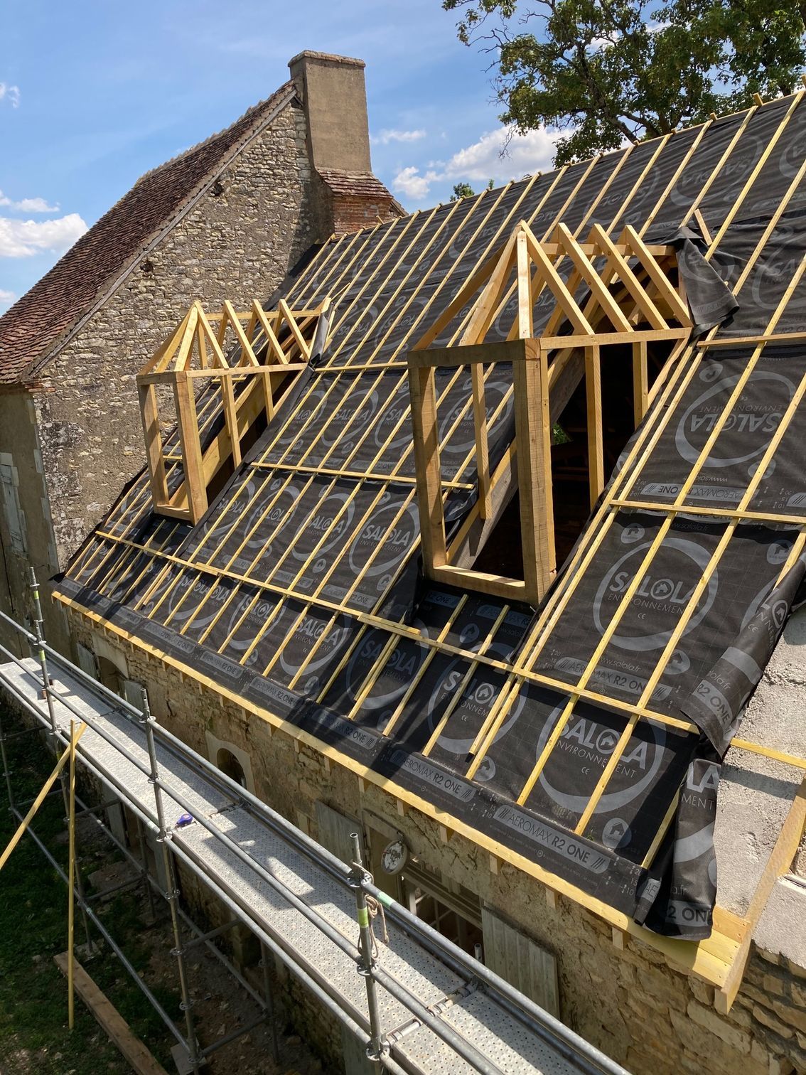 Deux lucarnes de toit en cours de construction avec conception de charpente