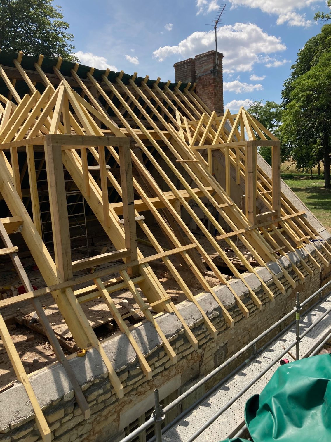 Charpente en cours de rénovation avec deux lucarnes de toit