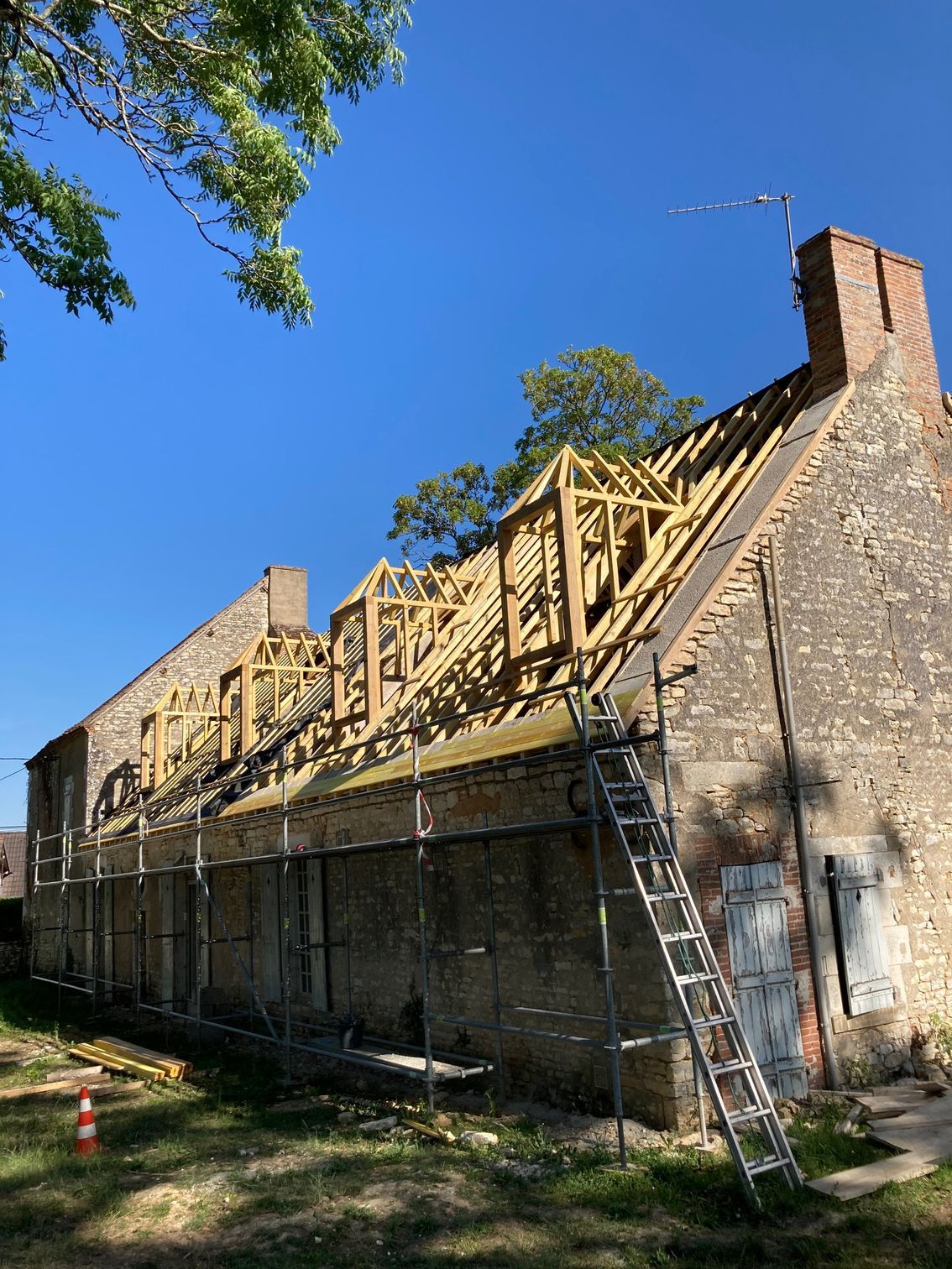 Rénovation de charpente avec lucarnes de toit