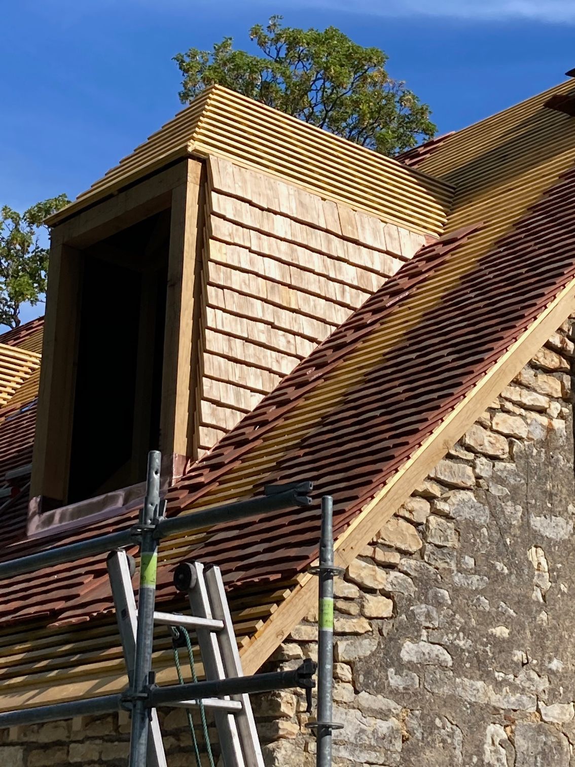 Travaux finis en toiture de ardoises marron