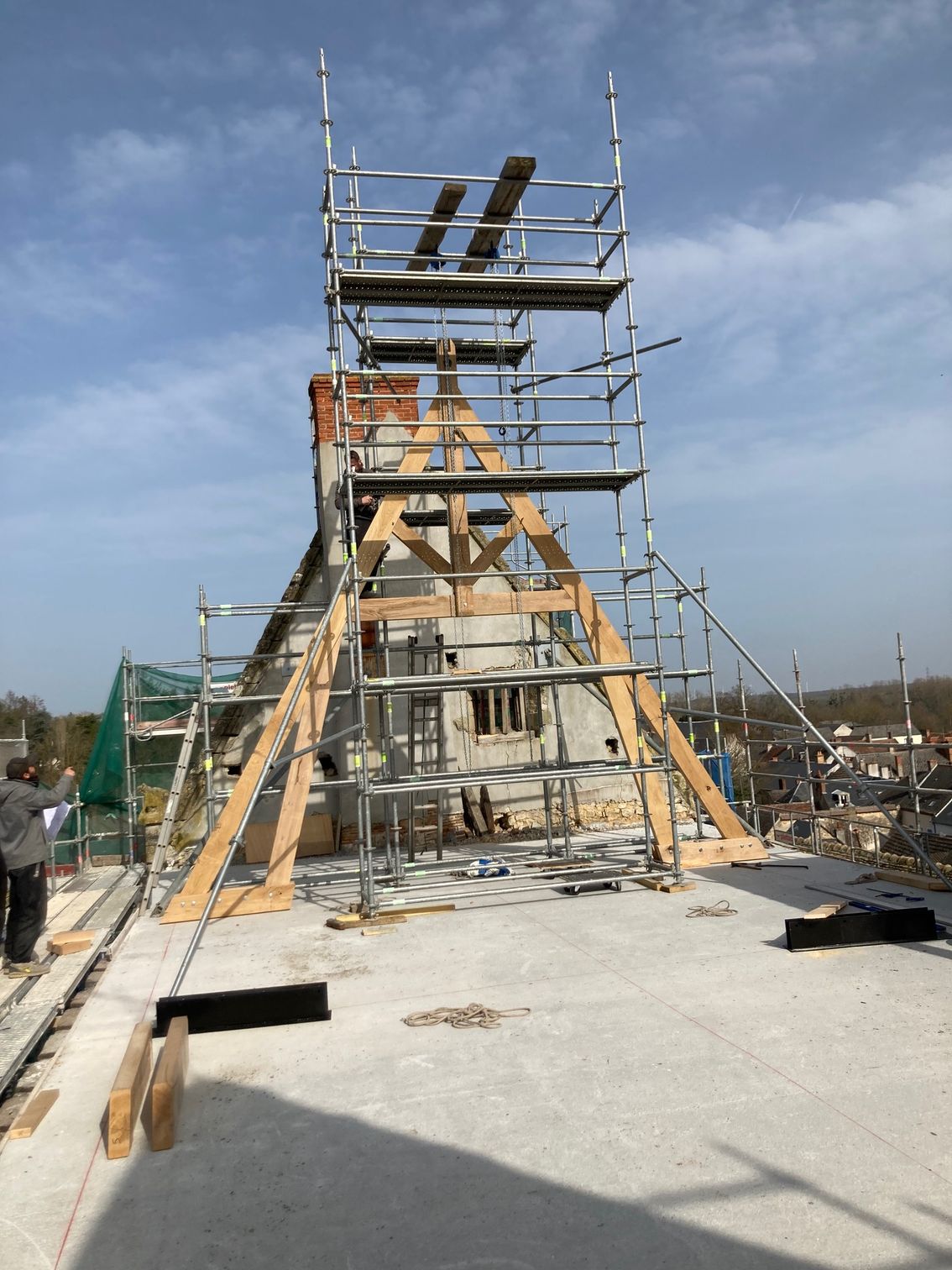 Échafaudage en chantier de conception d'une charpente traditionnelle