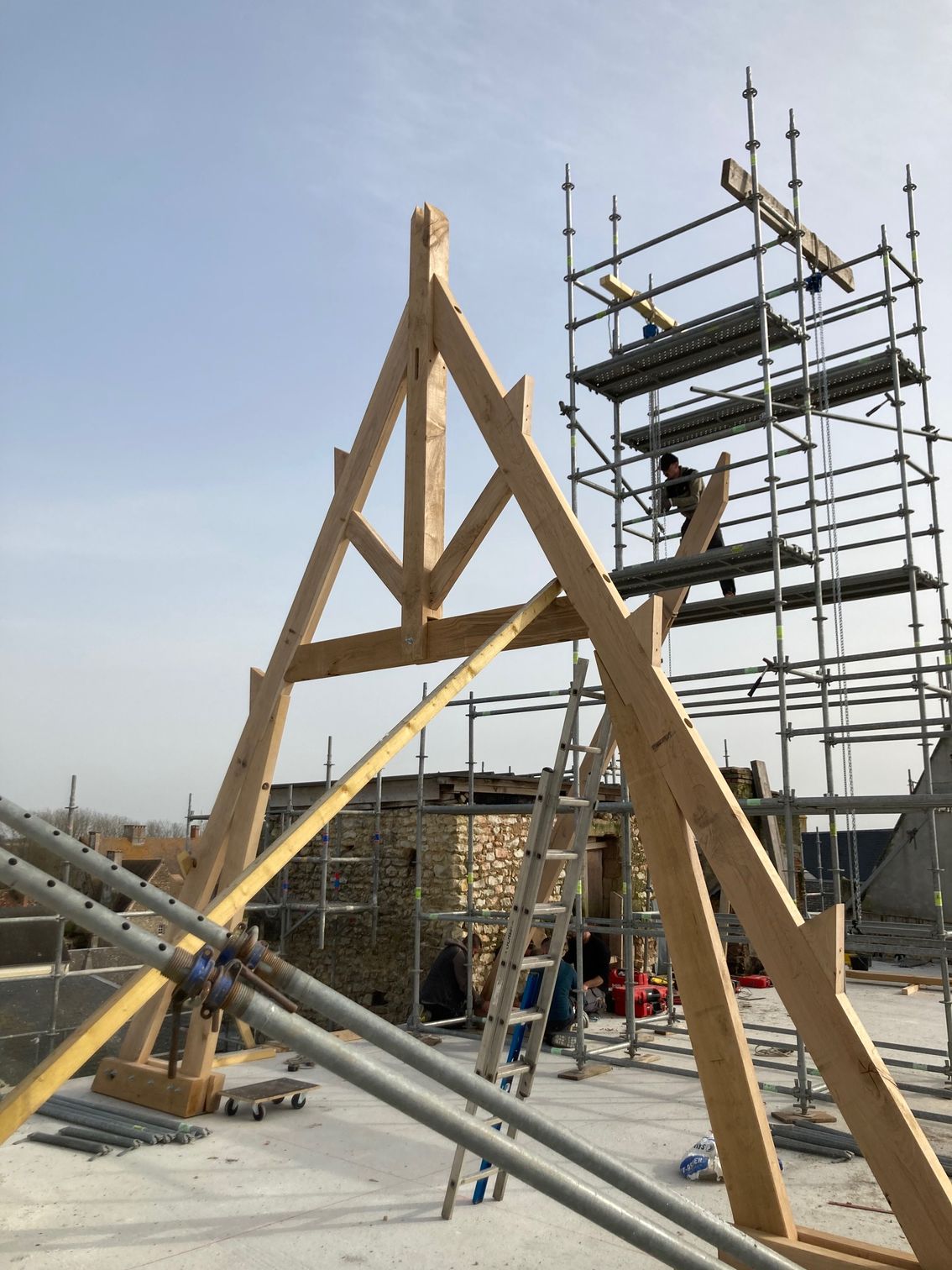 Échafaudage permettant la mise en place des poutres d'une charpente traditionnelle