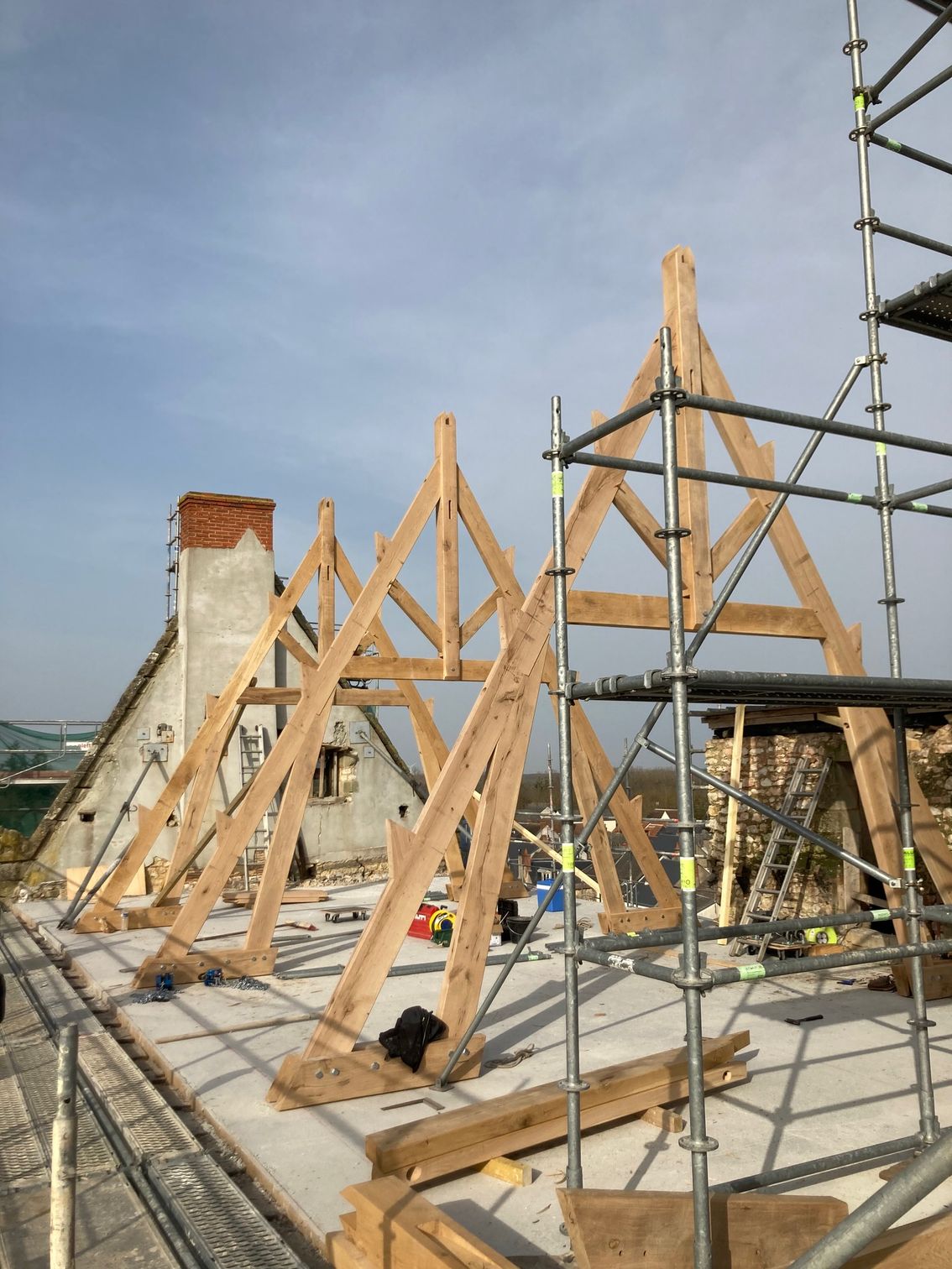 Chantier de construction d'une charpente traditionnelle avec un échafaudage