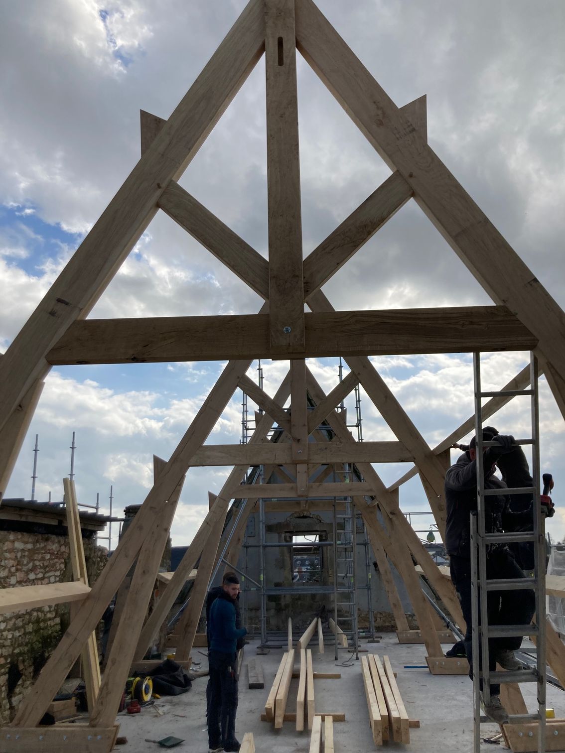 Couvreurs charpentiers installant une nouvelle charpente en bois