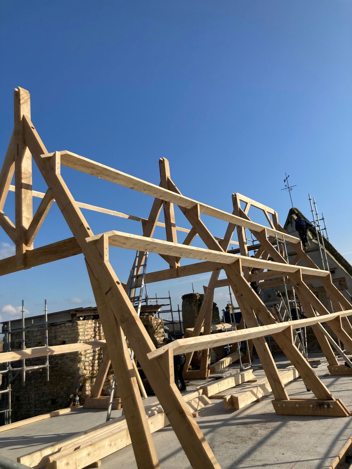 Charpente en bois neuve installée après un incendie