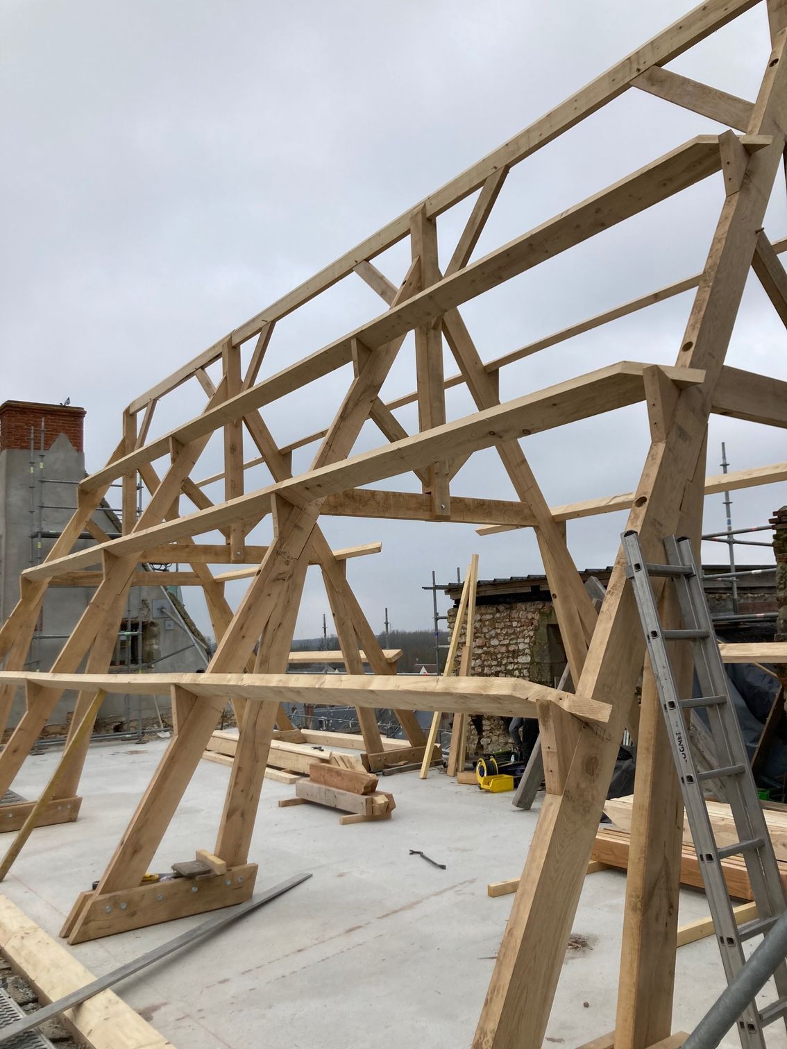 Pose d'une charpente neuve en bois après un incendie