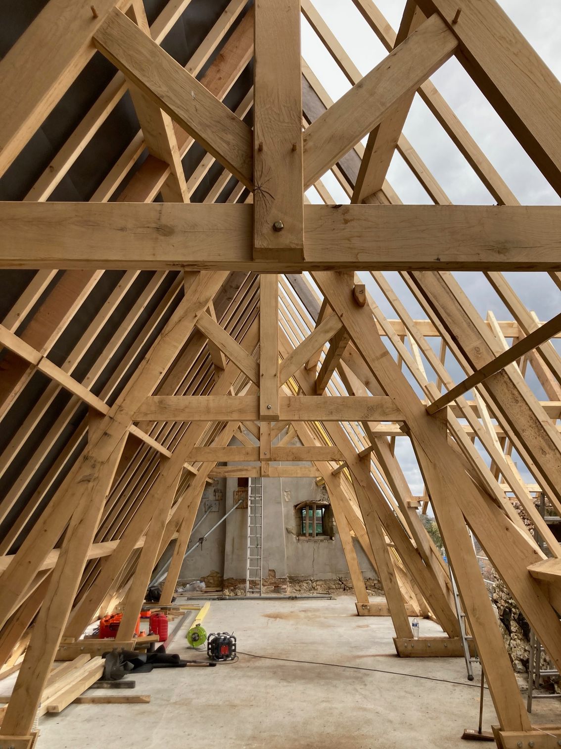 Charpente traditionnelle en bois installée pour une maison individuelle