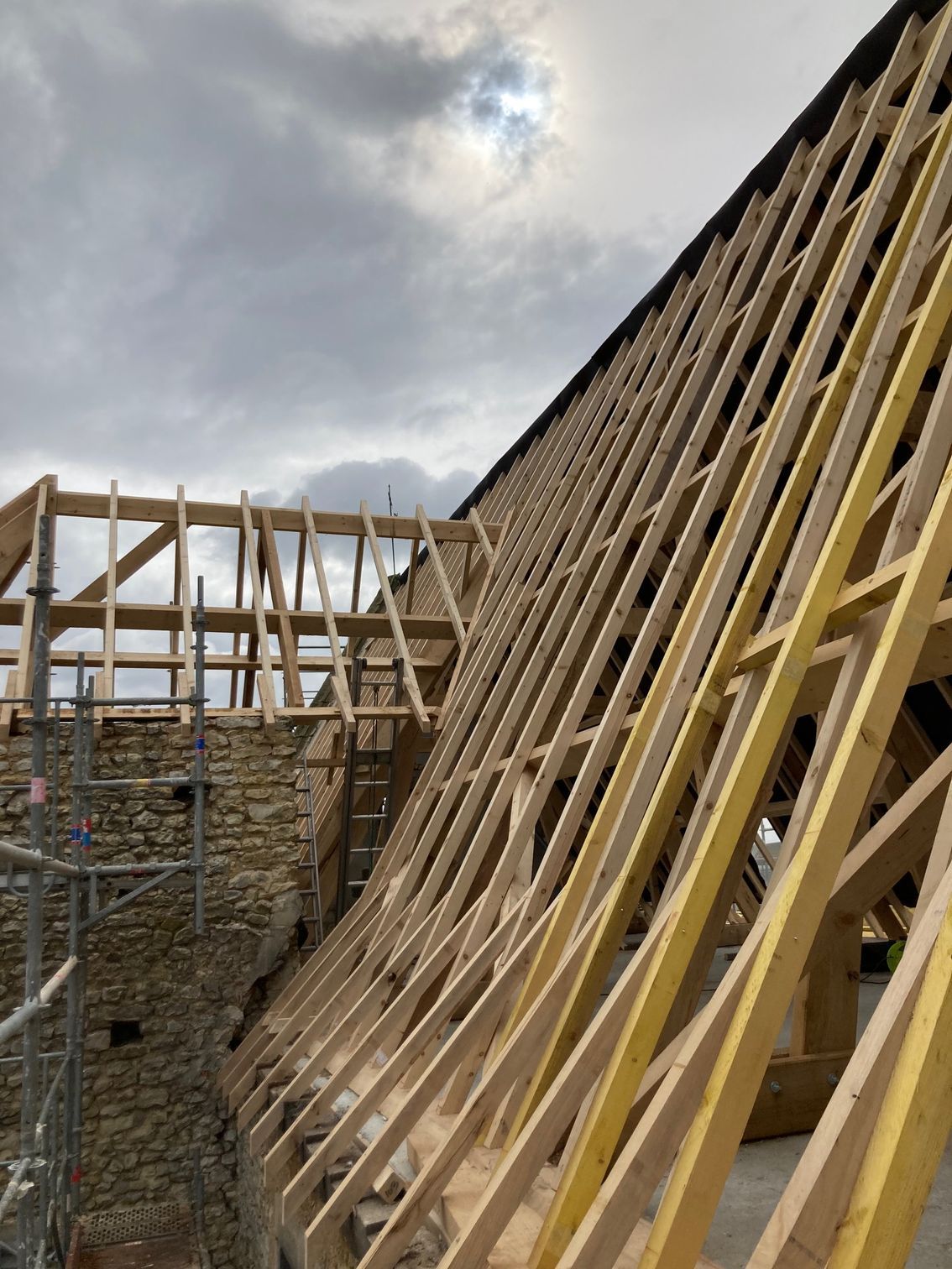 Charpente sans couverture d'une maison en cours de rénovation