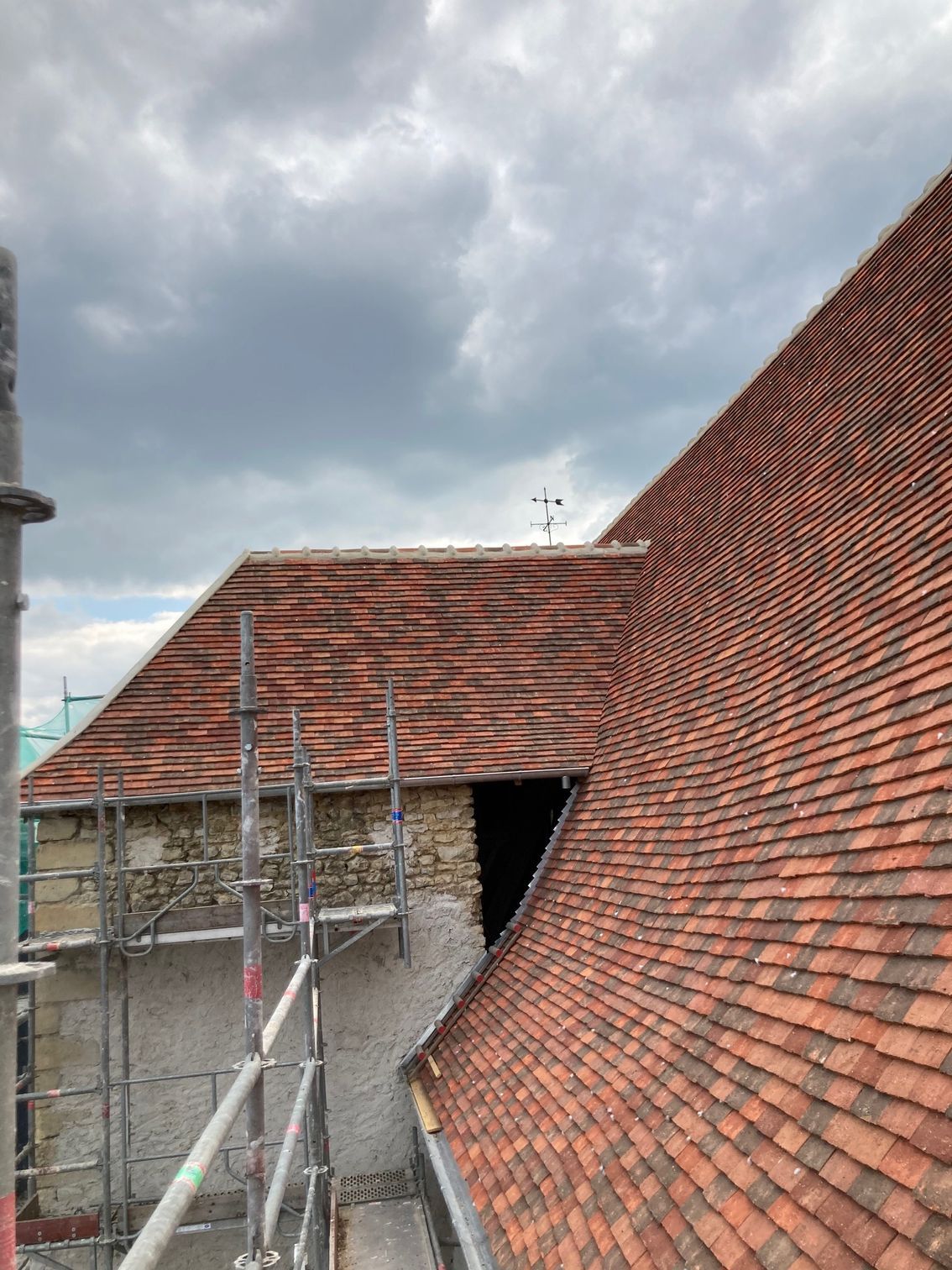 Toiture en ardoises ocre avec lucarne